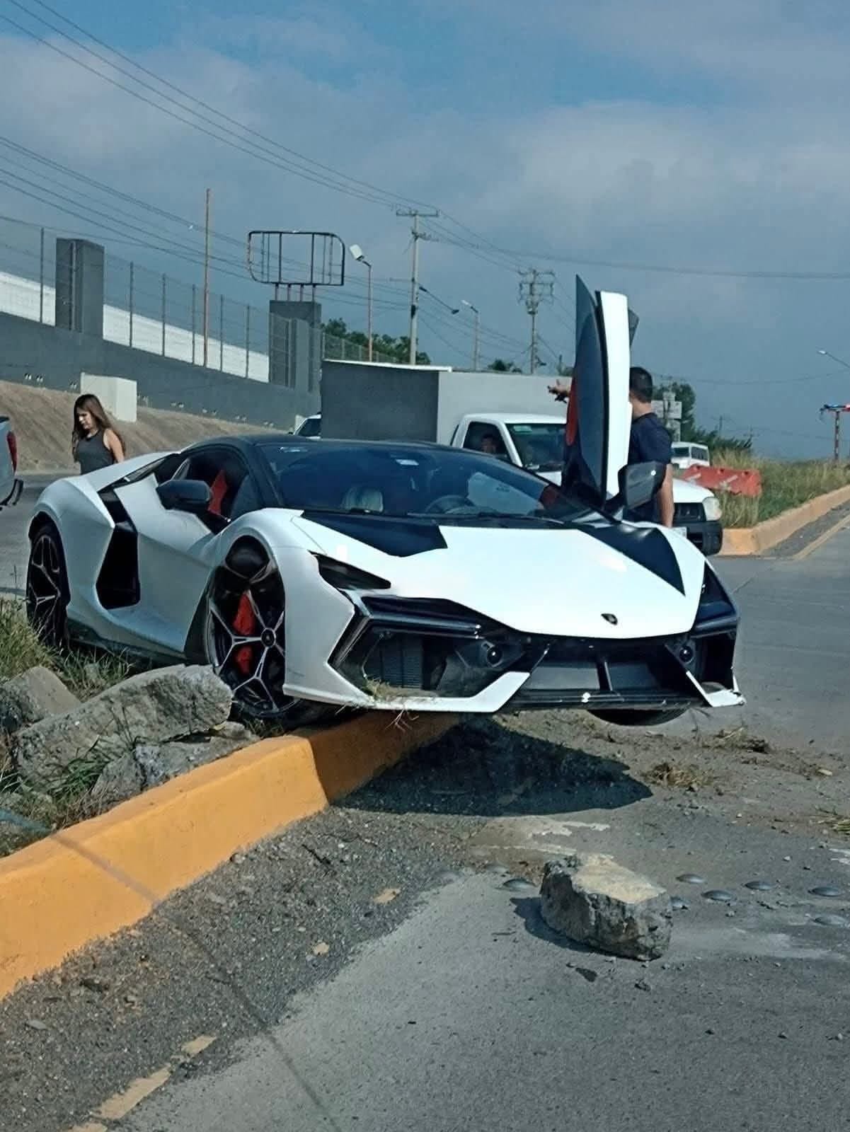 Participa autodeportivo en accidente en Allende; no hay heridos