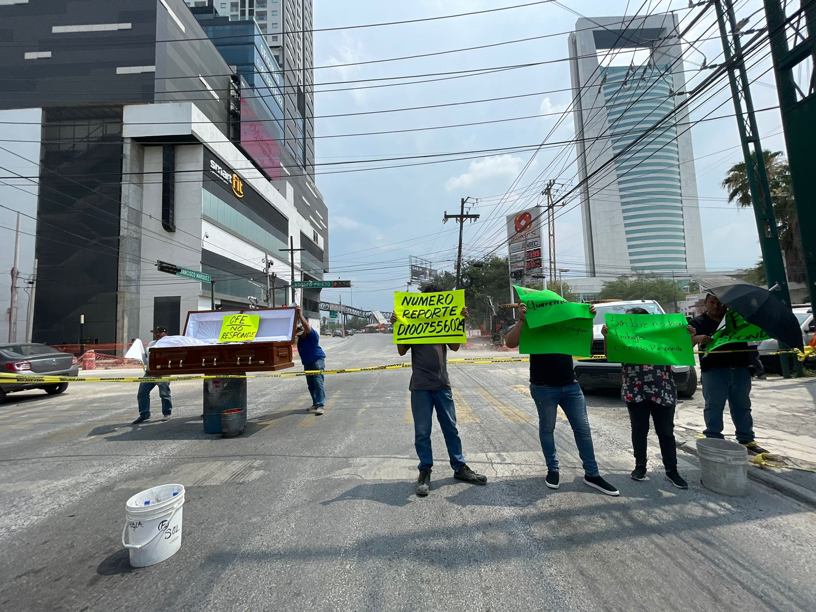 Protestan con ataúd, por falta de luz-Obrera
