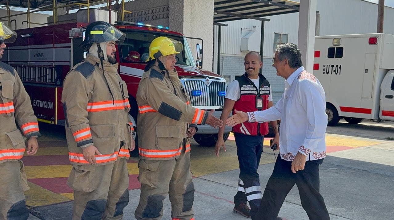 Reconoce gobernador Américo Villarreal a bomberos en su día