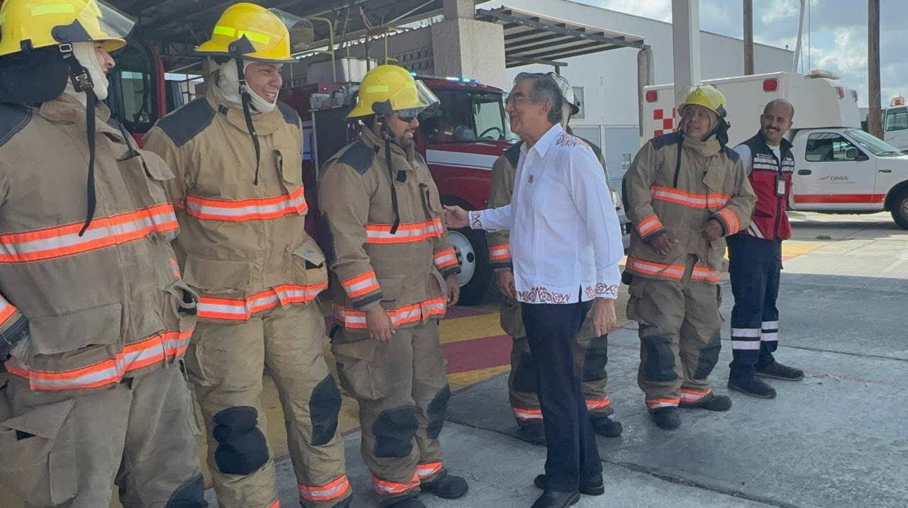 Reconoce gobernador Américo Villarreal a bomberos en su día