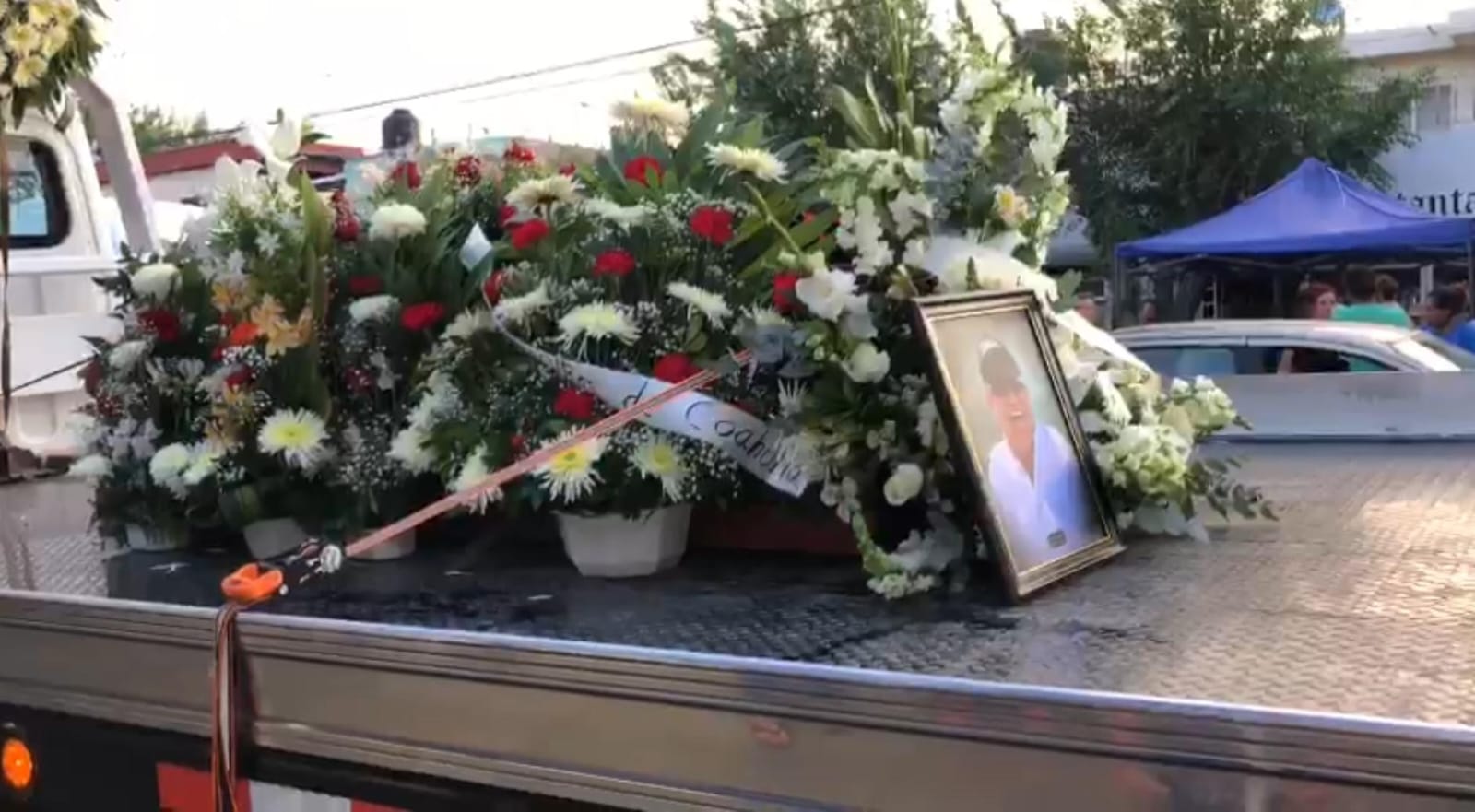 Recorre caravana de grúas con Don Nico, su último viaje