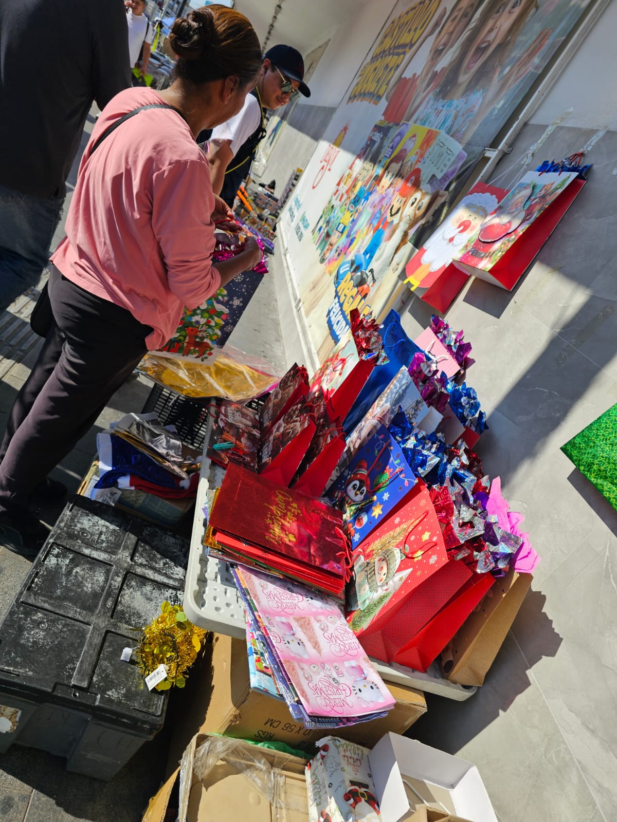 Regios compran regalos en Centro de Monterrey.jpeg