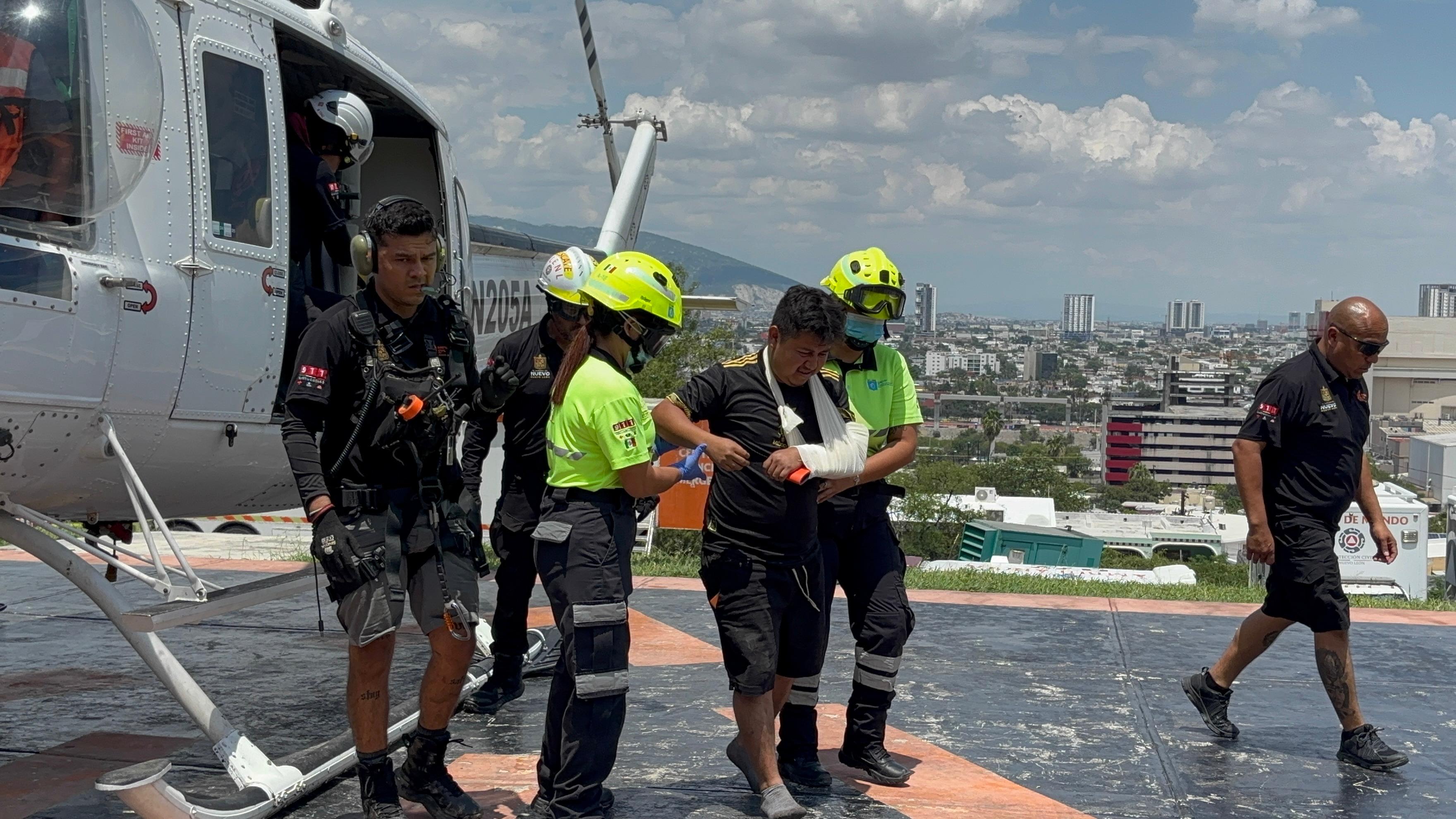 Rescatan a hombre de cascadas de la Estanzuela