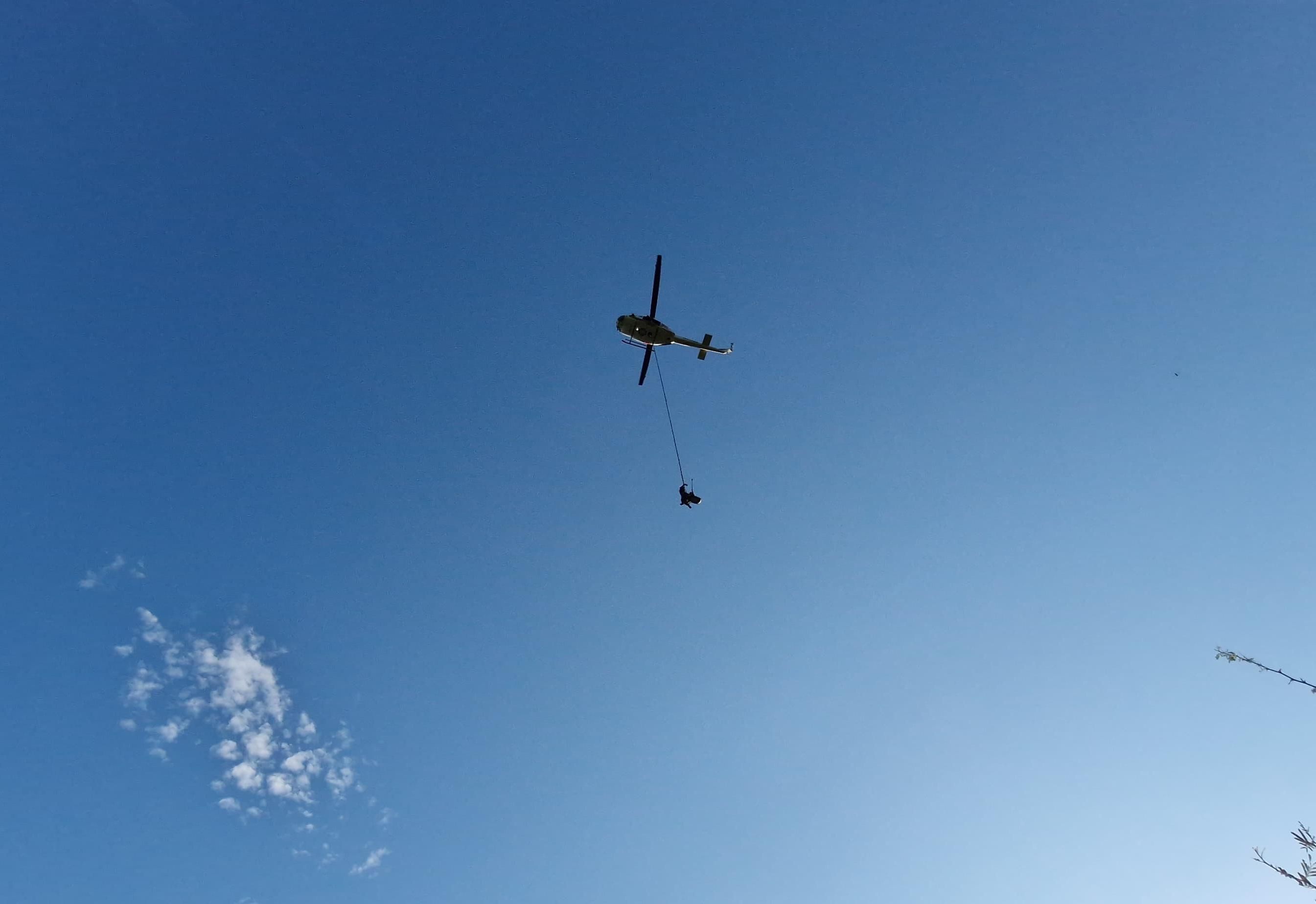 Rescatan a hombre tras caída en parapente en Santiago