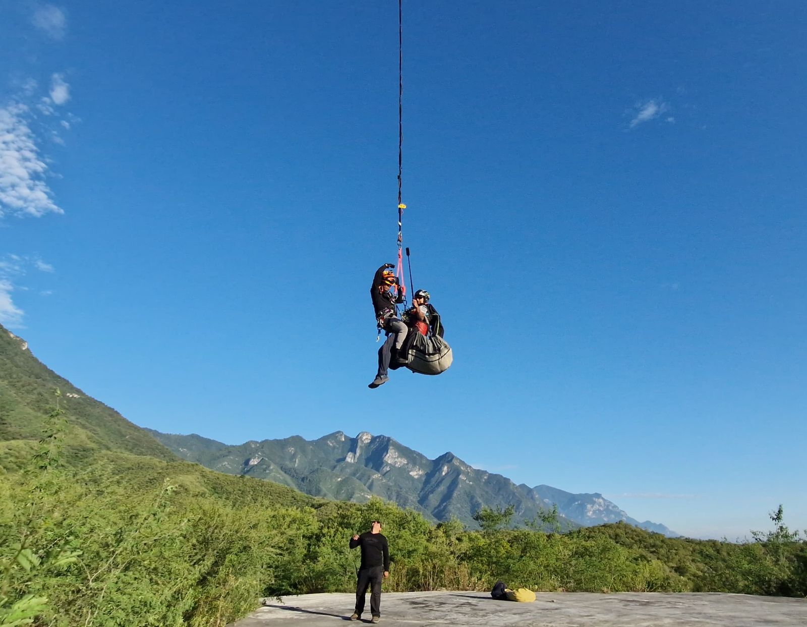 Rescatan a hombre tras caída en parapente en Santiago