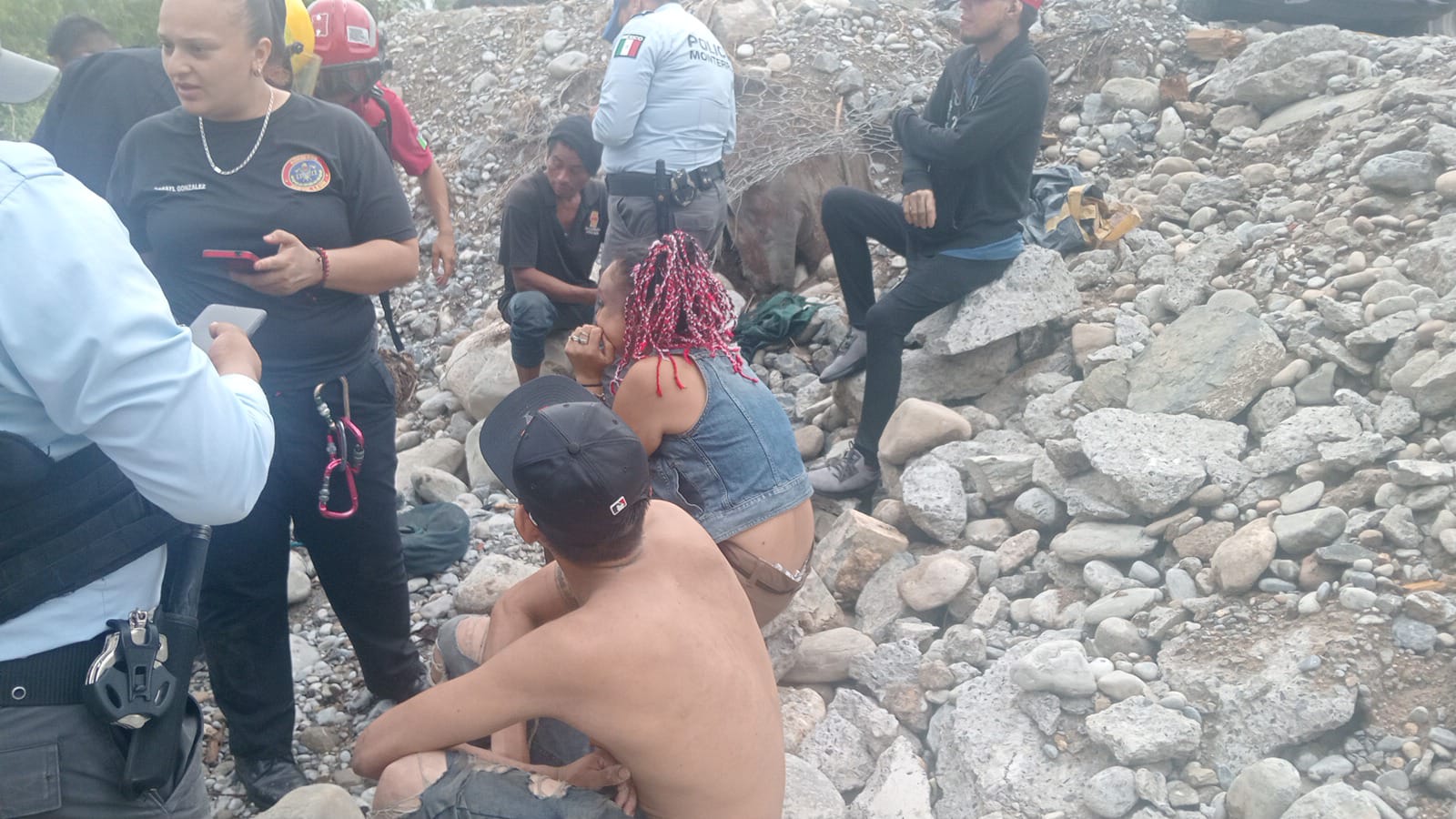 Rescatan a personas del río Santa Catarina 