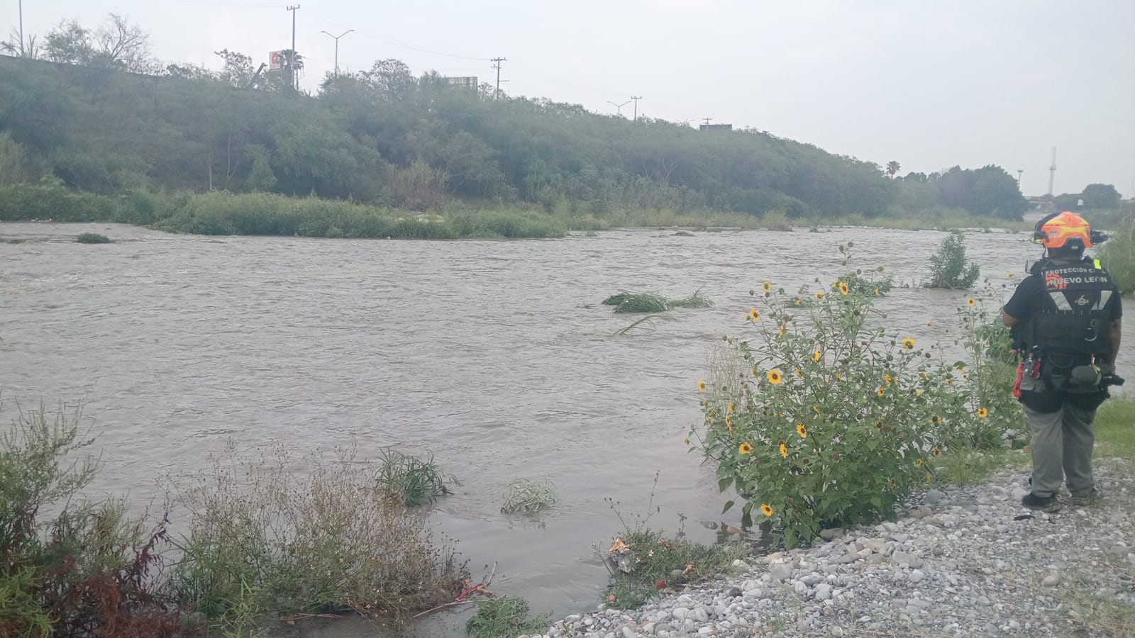 Rescatan a personas del río Santa Catarina 