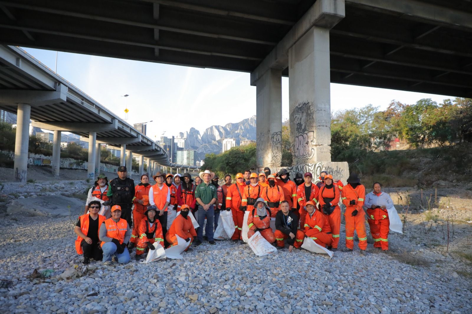 Retira Participación Ciudadana basura del Rio Santa Catarina.jpg