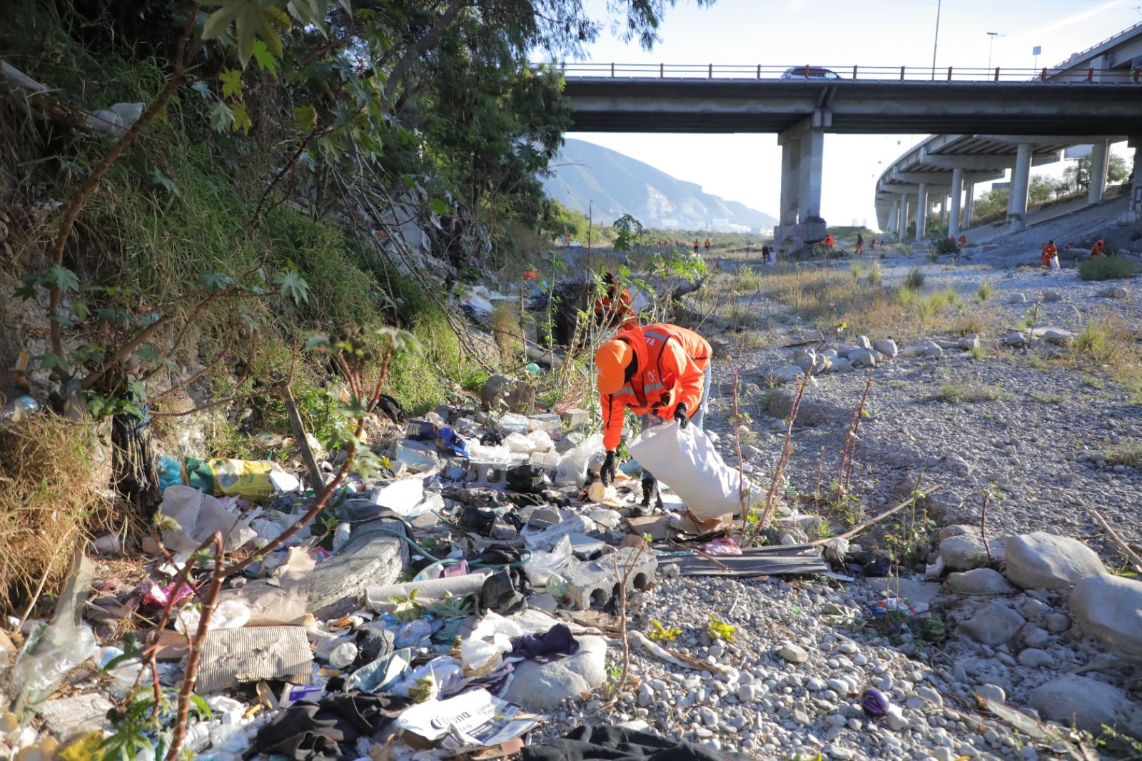 Retira Participación Ciudadana basura del Rio Santa Catarina.jpg