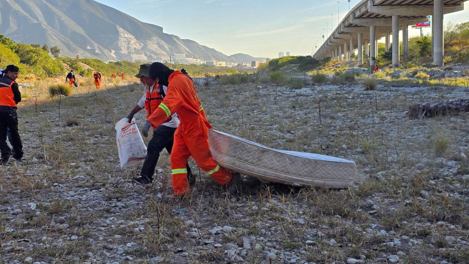 Retira Participación Ciudadana basura del Rio Santa Catarina.jpg