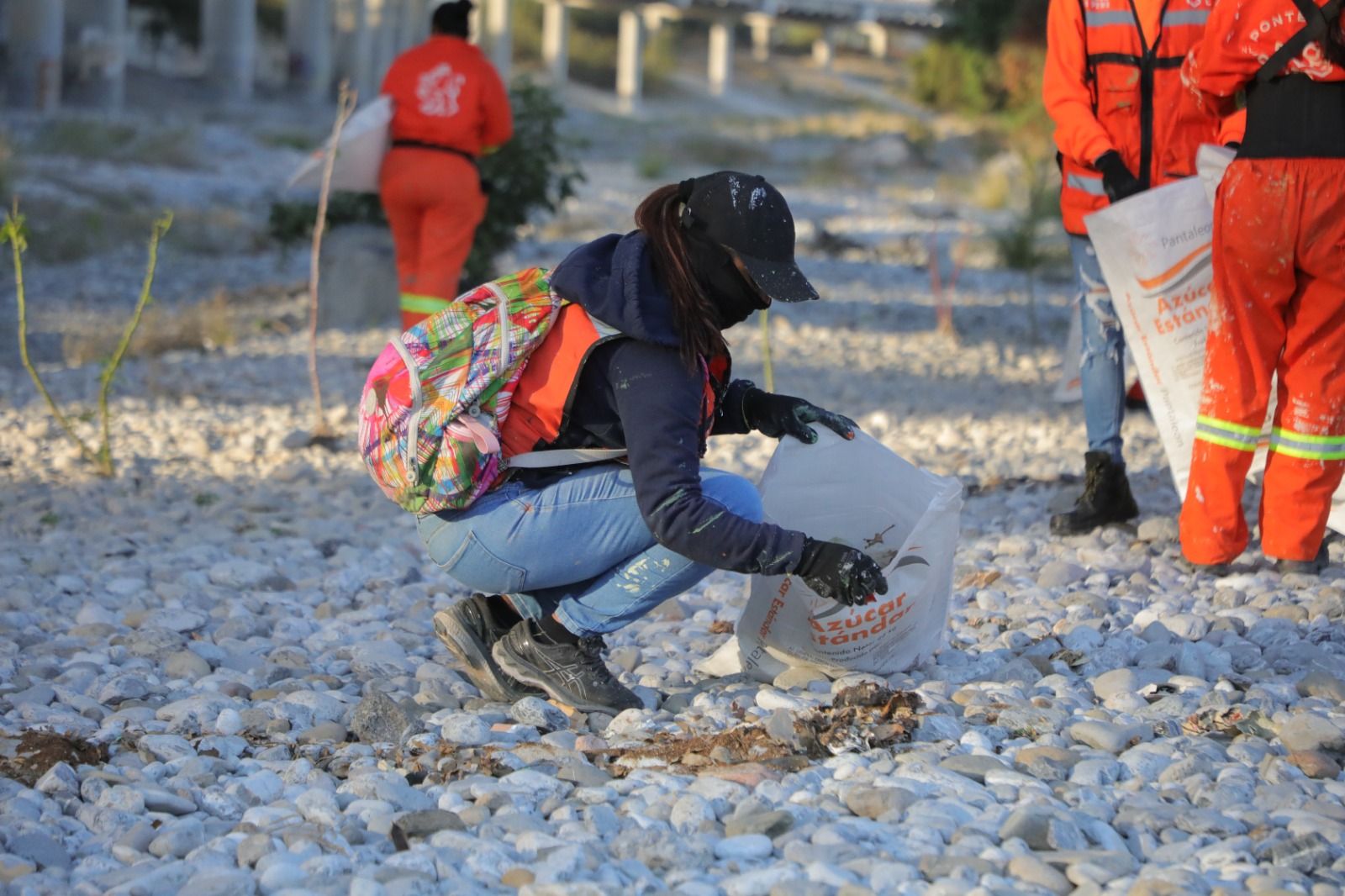 Retira Participación Ciudadana basura del Rio Santa Catarina.jpg