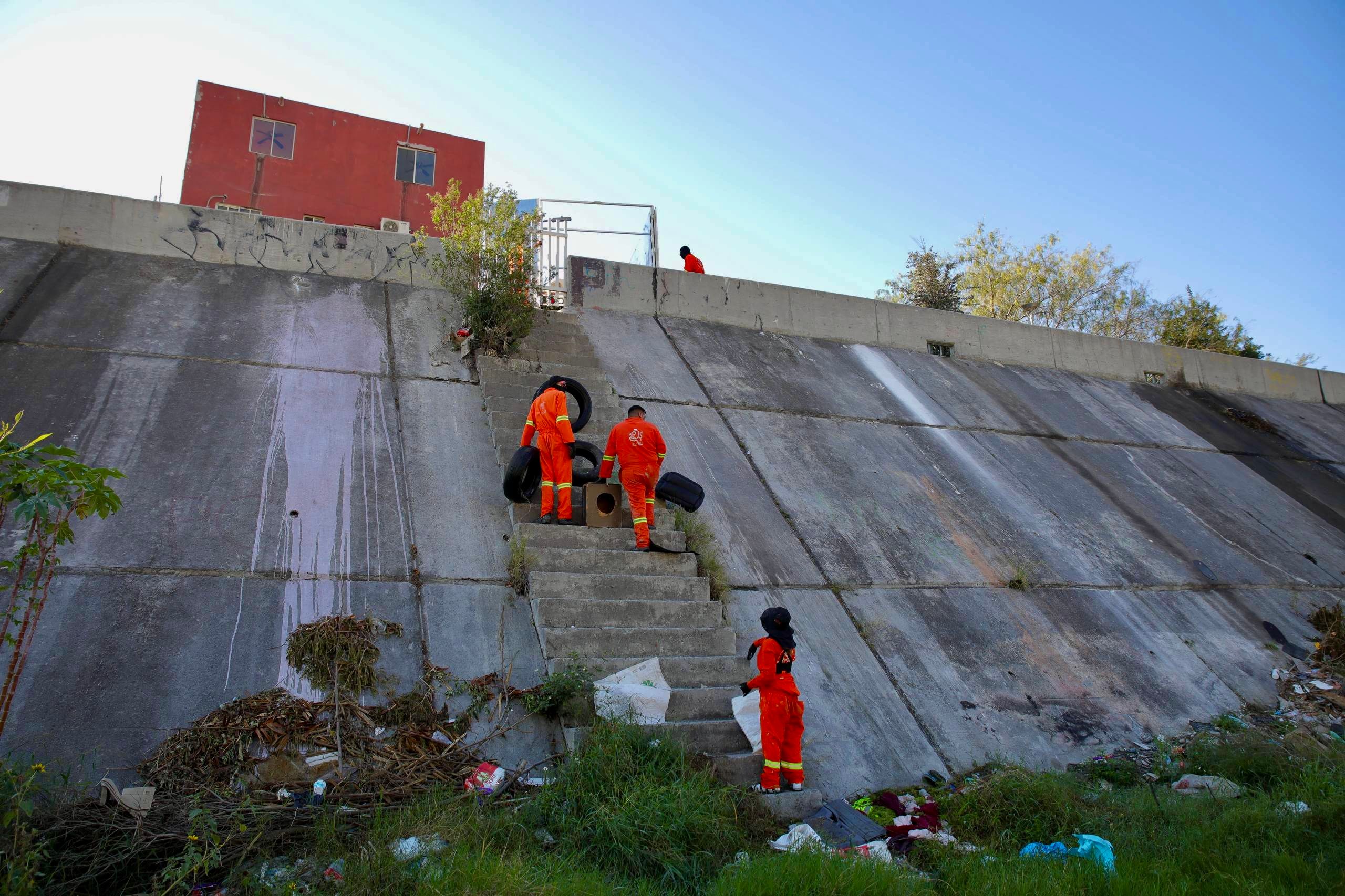 Retiran 60 toneladas de residuos sobre Río Santa Catarina en 2025.jpg