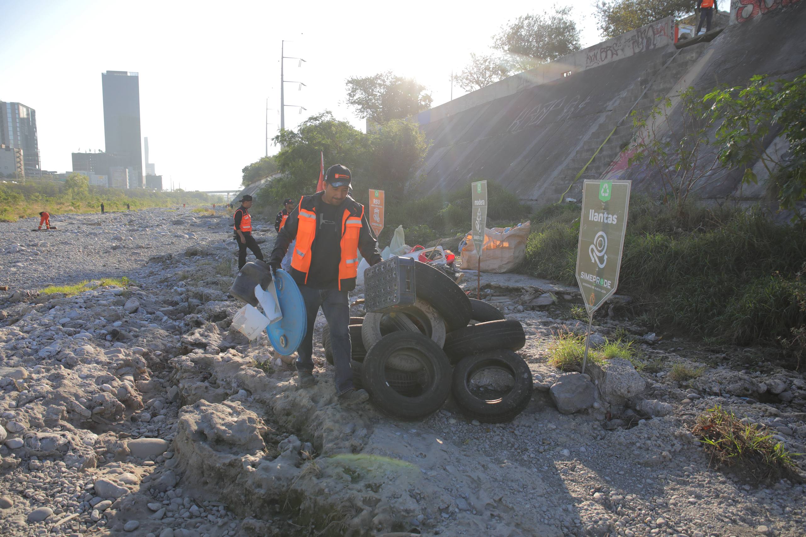 Retiran 60 toneladas de residuos sobre Río Santa Catarina en 2025.jpg
