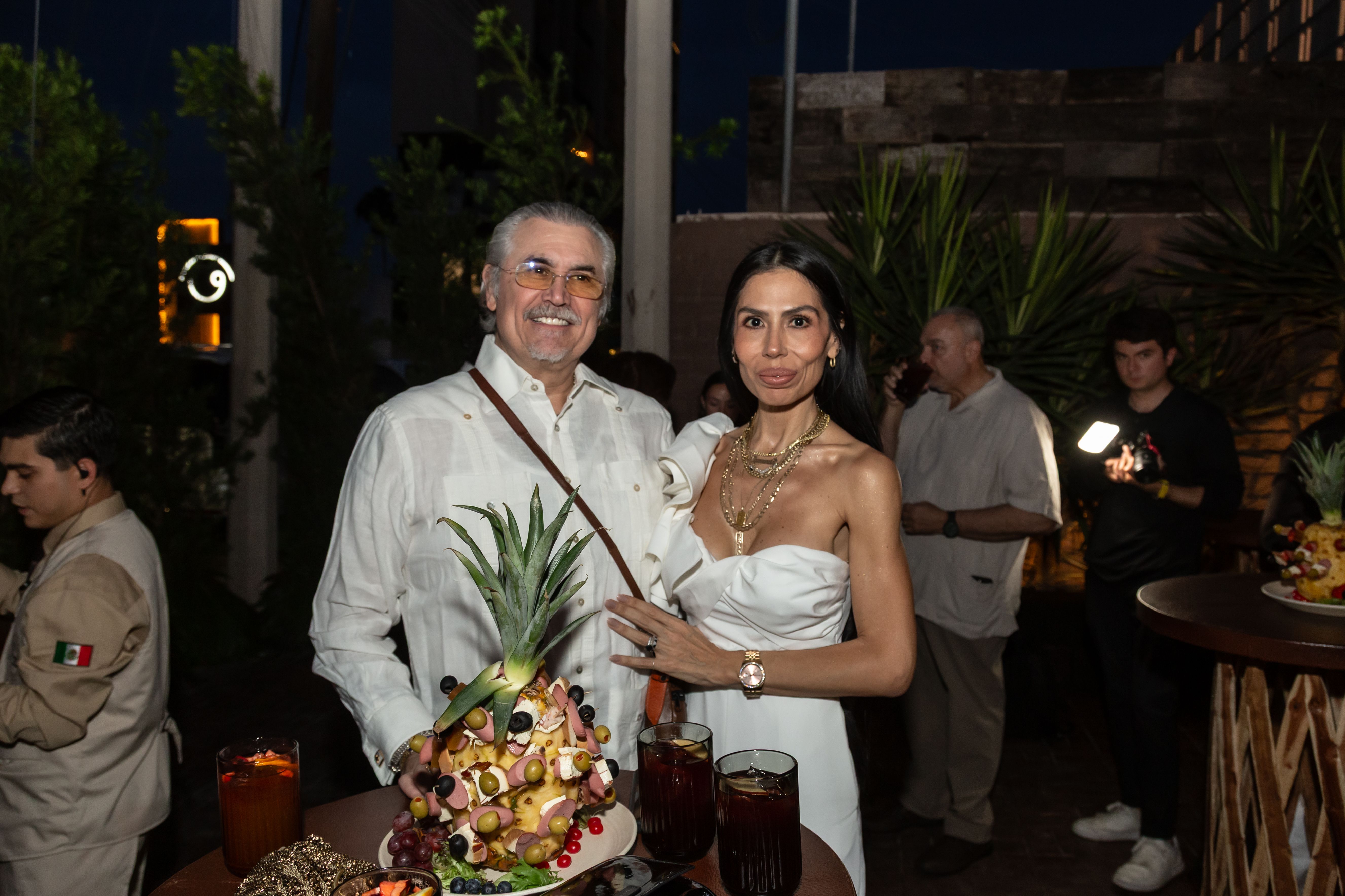 Roberto Flores y Damaris de Flores.jpg