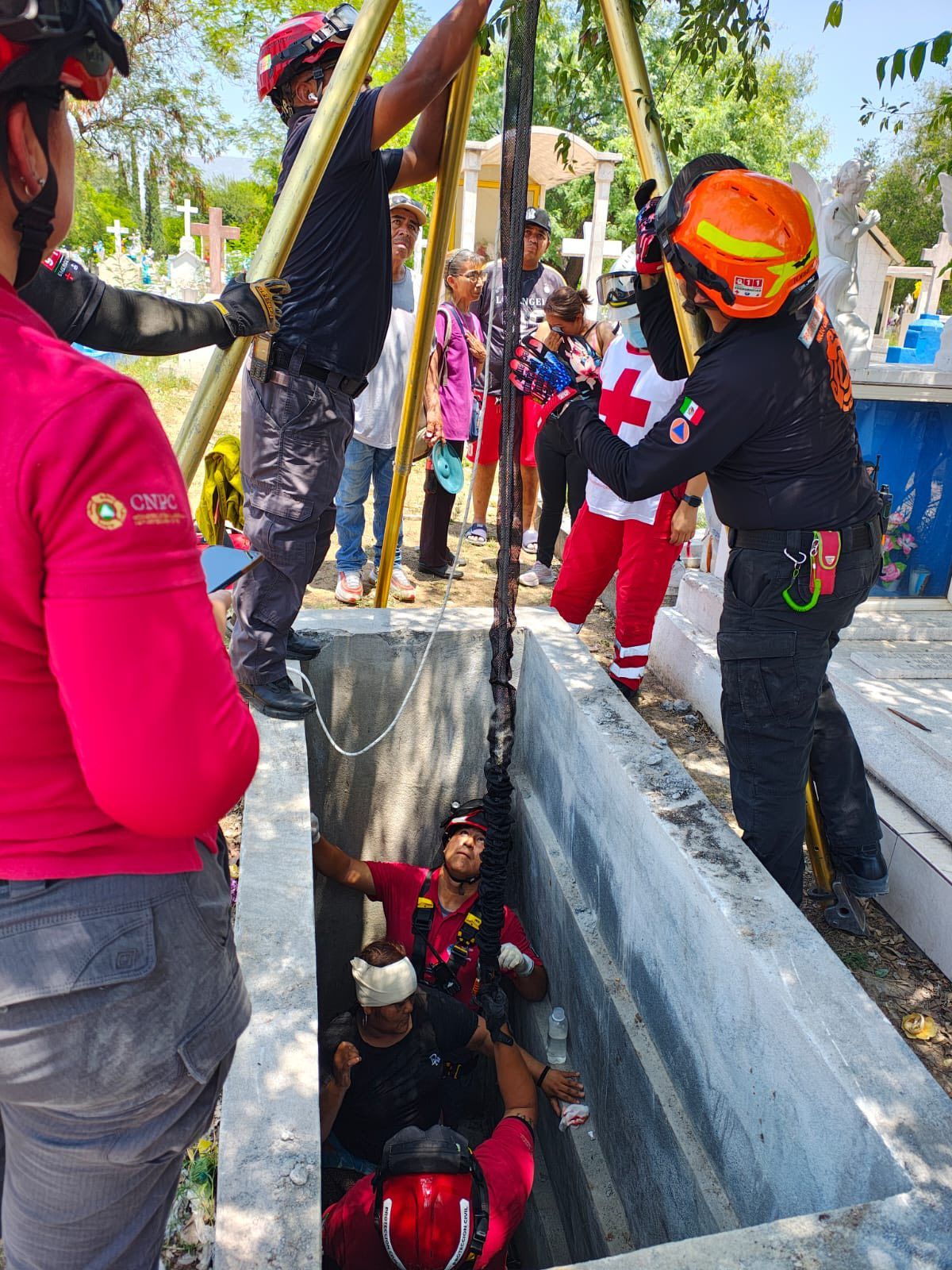 Salvan a mujer que cayó en tumba de panteón en Monterrey