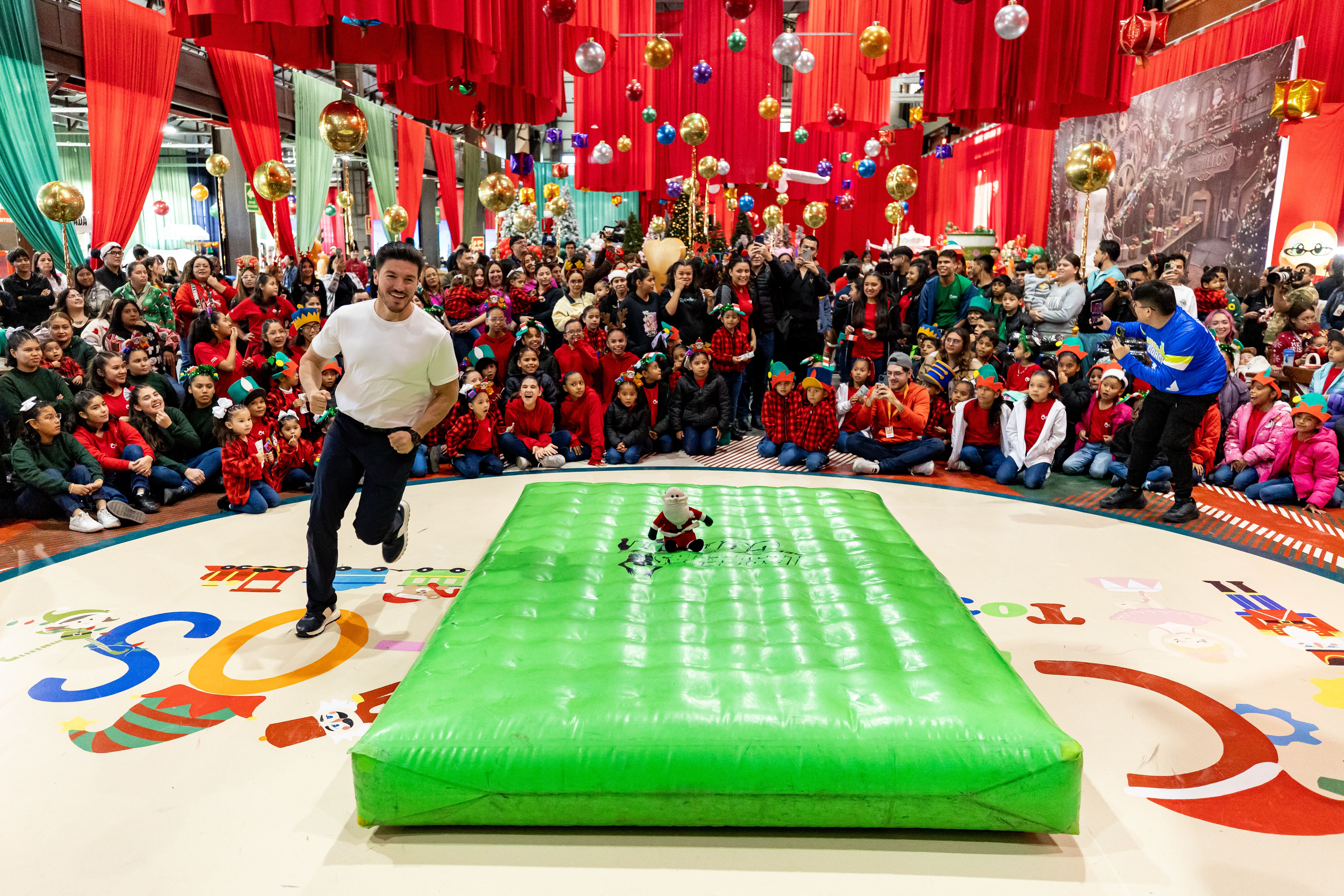 Samuel García y Mariana Rodríguez celebran posada en Capullos.png