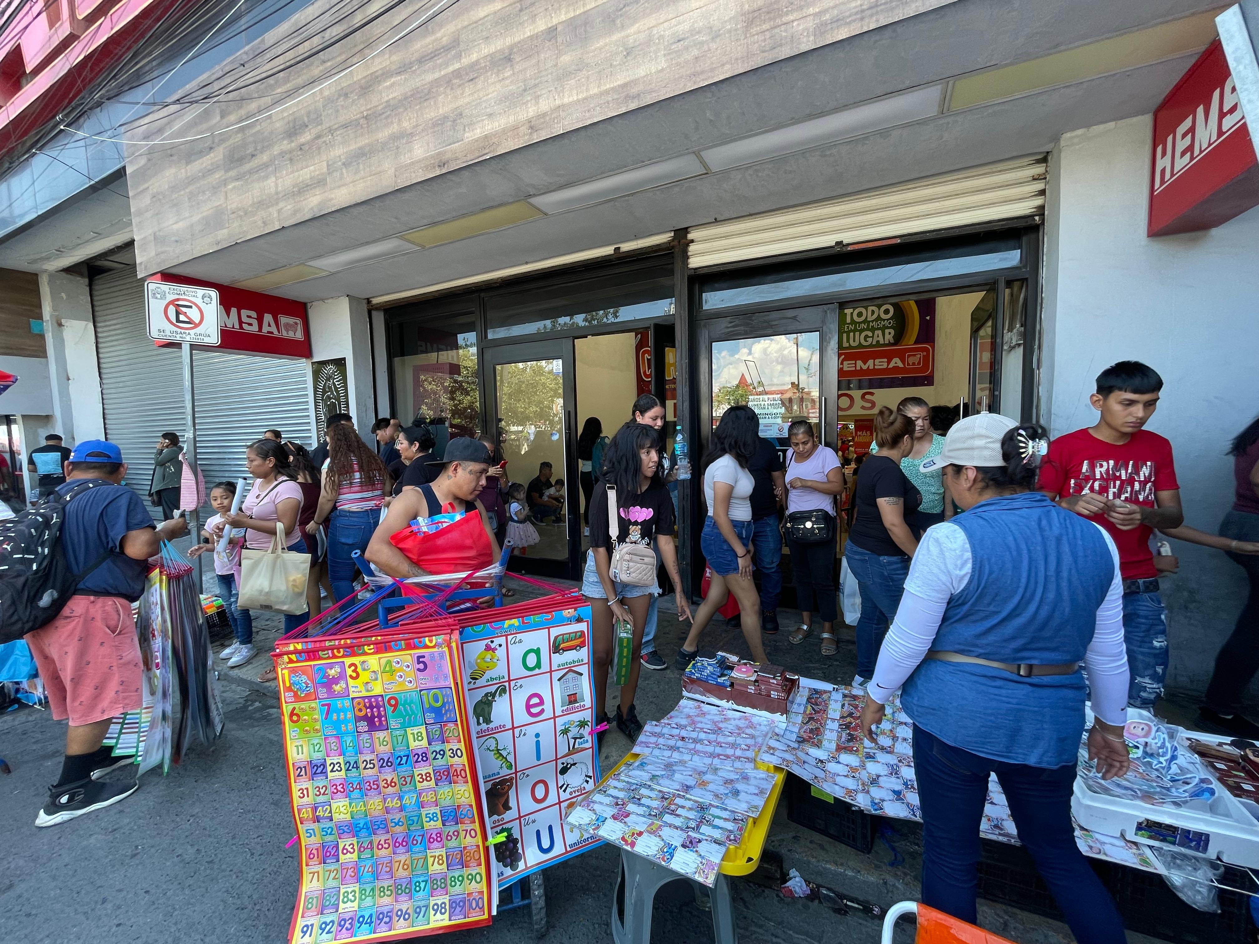 Saturan papelerías por regreso a clases