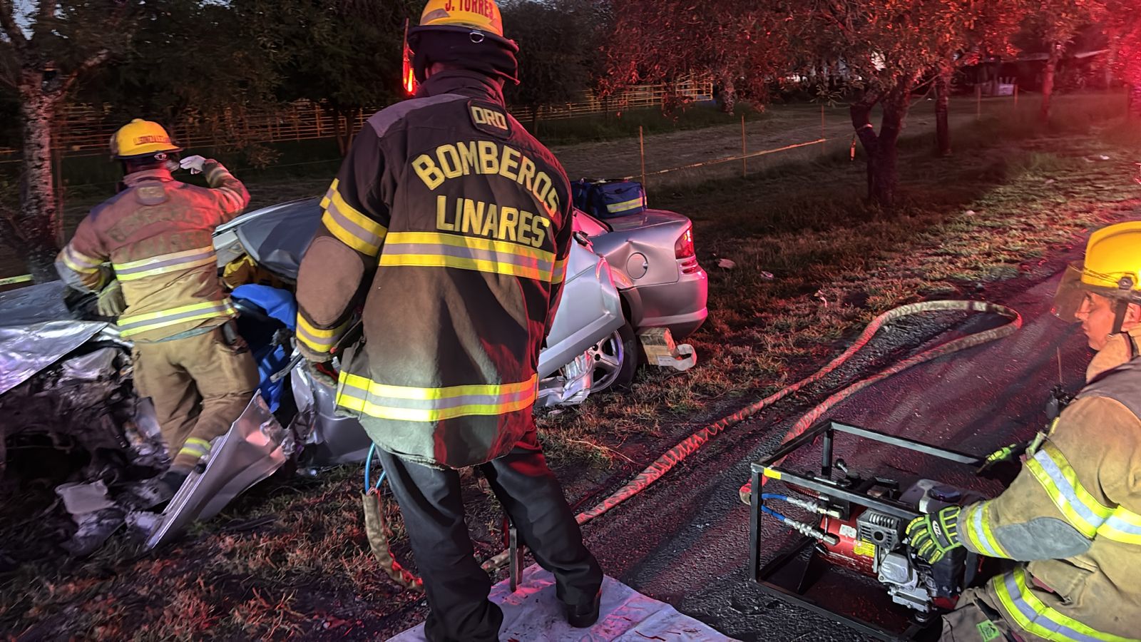 Se impacta contra carroza para terminar volcado en Linares.jpg