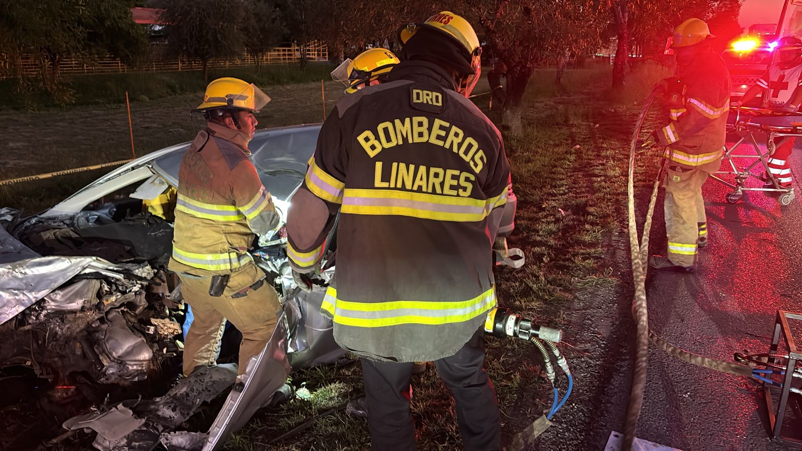 Se impacta contra carroza para terminar volcado en Linares.jpg