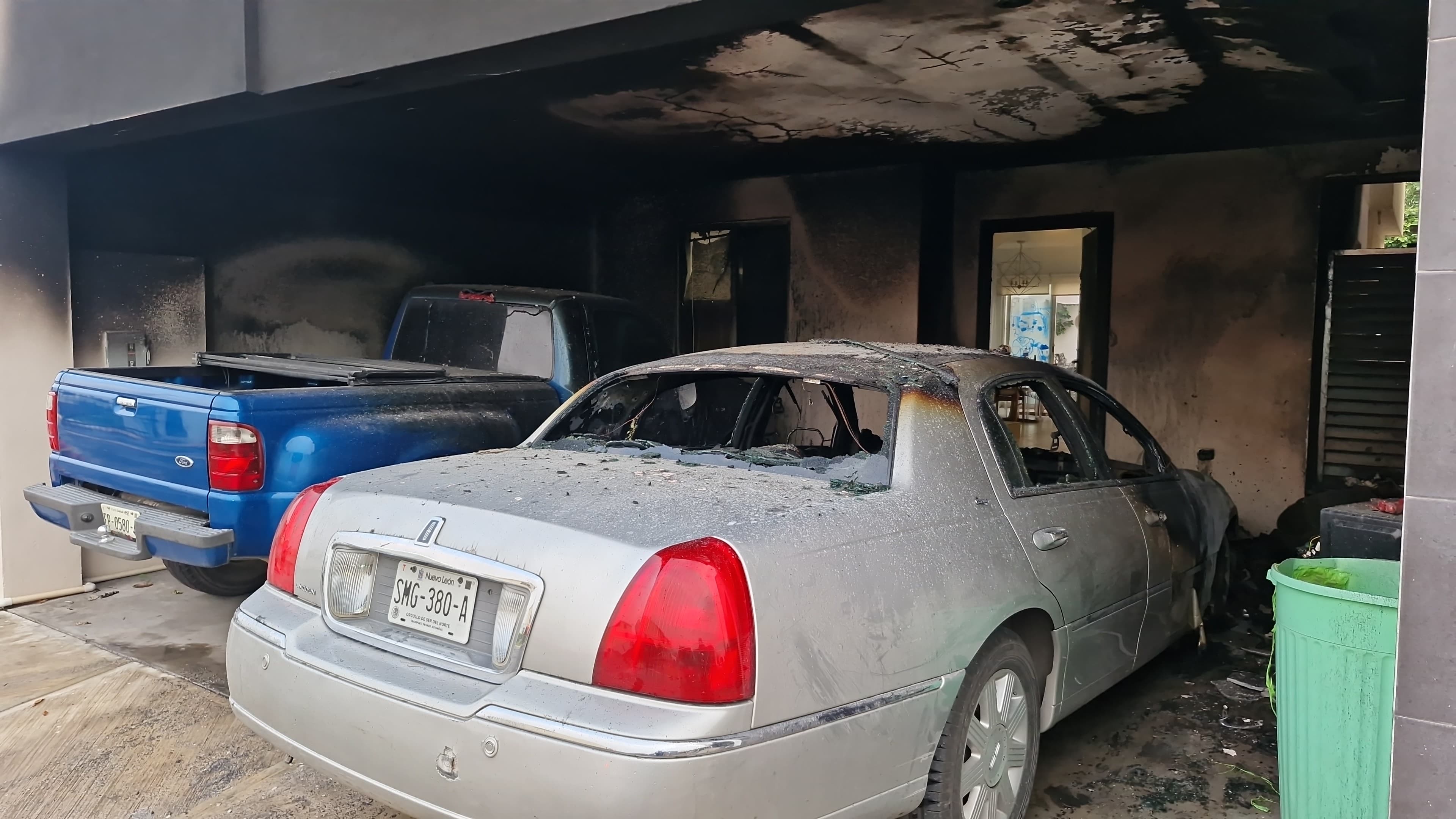 Se incendia vehículo dentro de vivienda en García