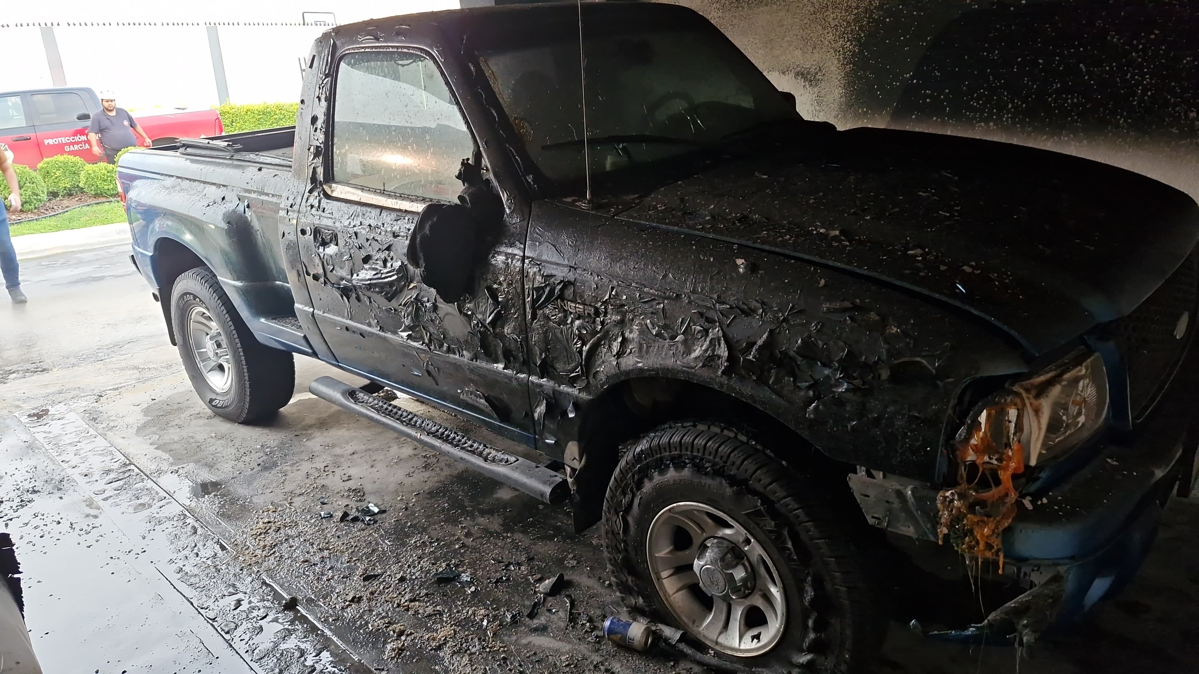 Se incendia vehículo dentro de vivienda en García