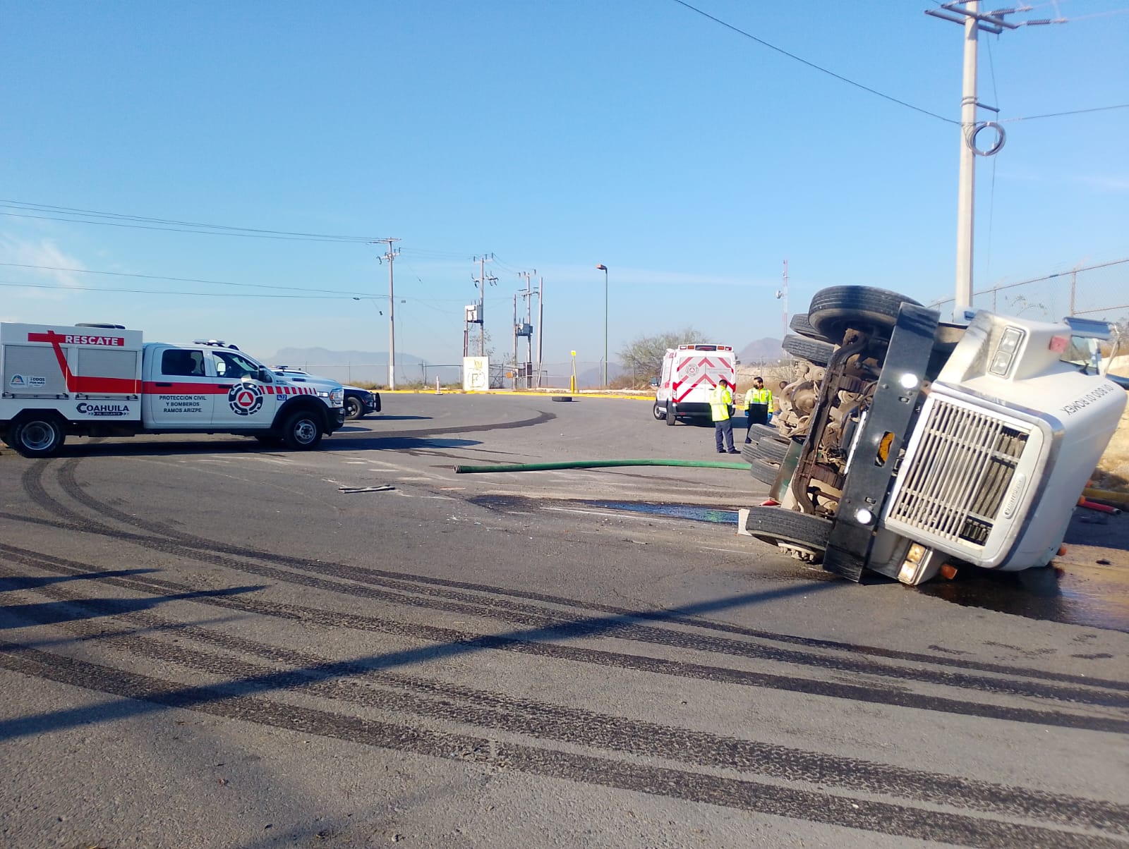 Se vuelca cisterna de aguas negras en Parque Industrial.png