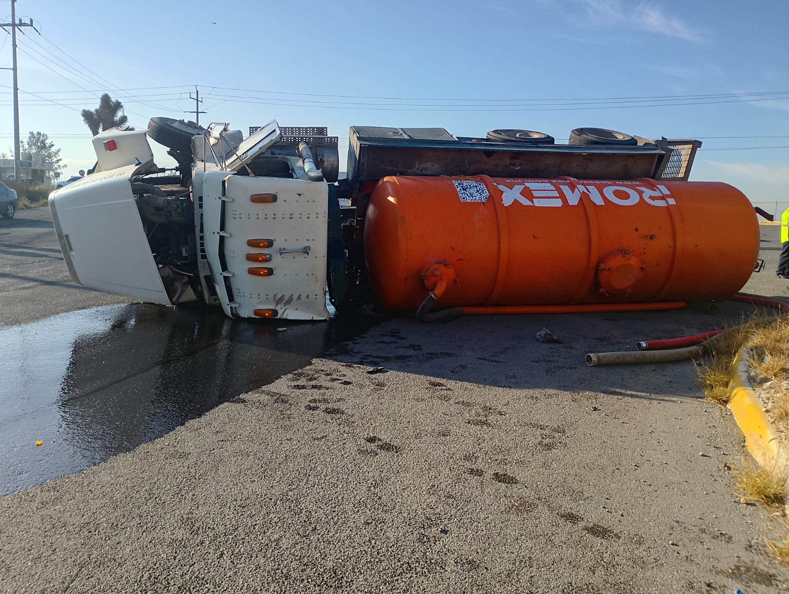 Se vuelca cisterna de aguas negras en Parque Industrial.png