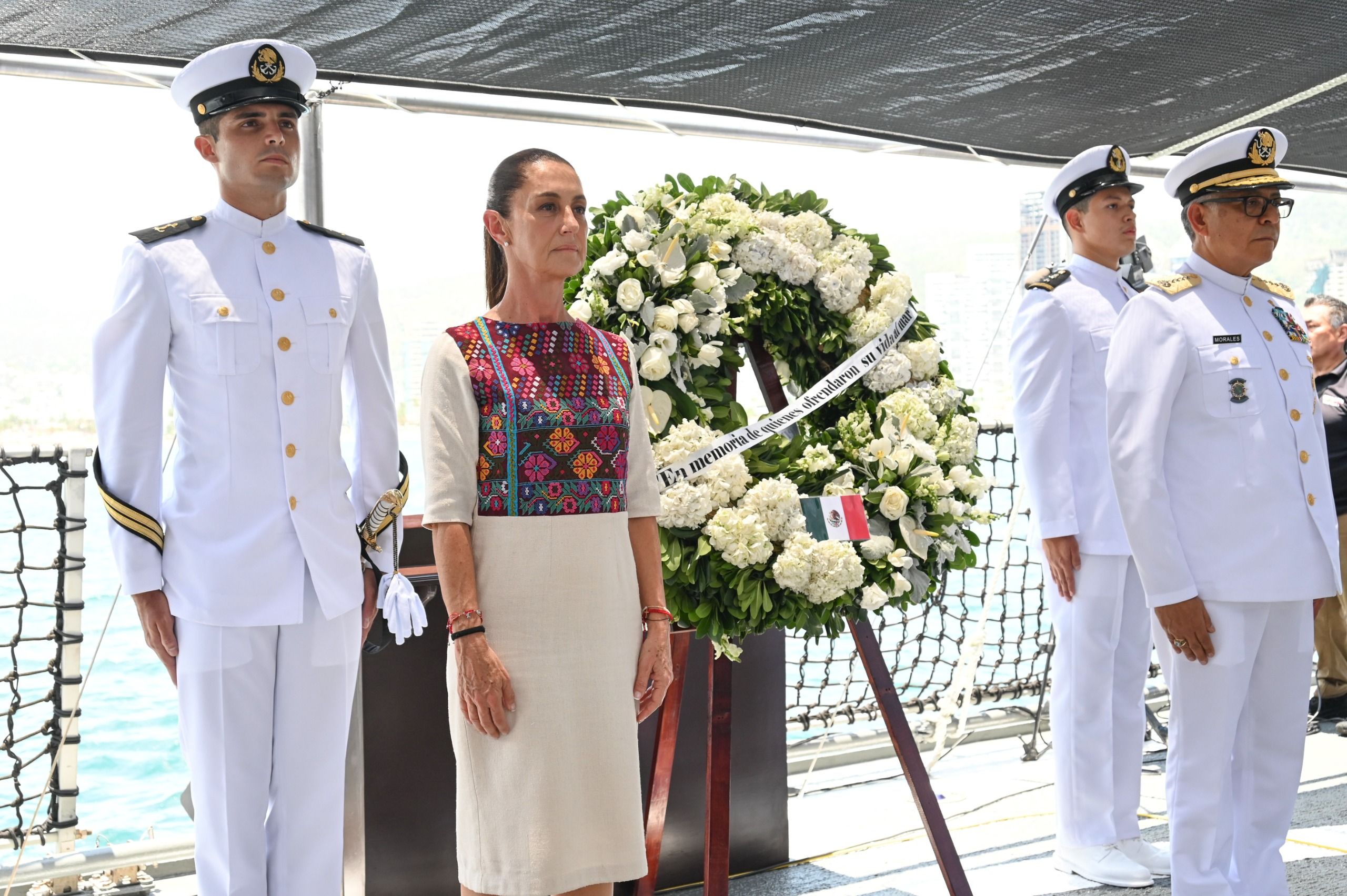 Sheinbaum cadetes buque.jpg