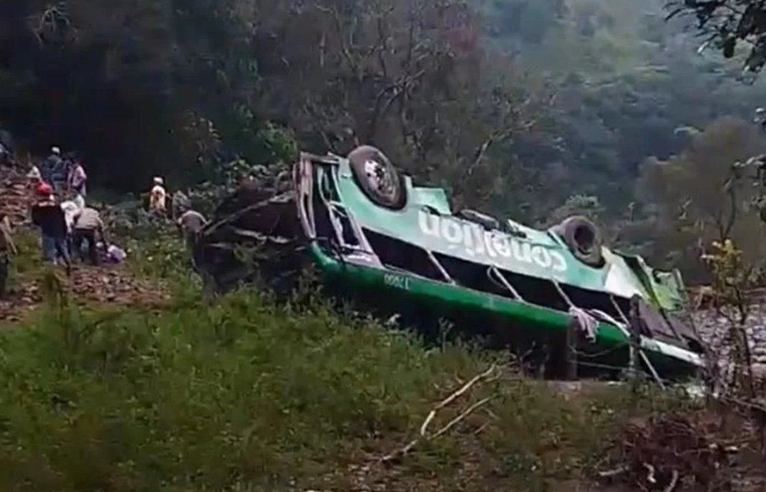 Suman 10 fallecidos en volcadura de autobús en Veracruz.jpg