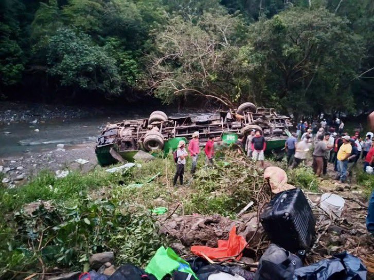 Suman 10 fallecidos en volcadura de autobús en Veracruz.jpg