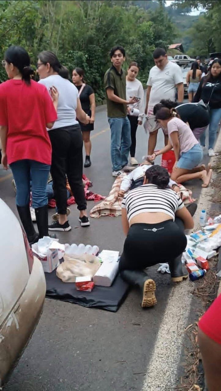 Suman 10 fallecidos en volcadura de autobús en Veracruz.jpg