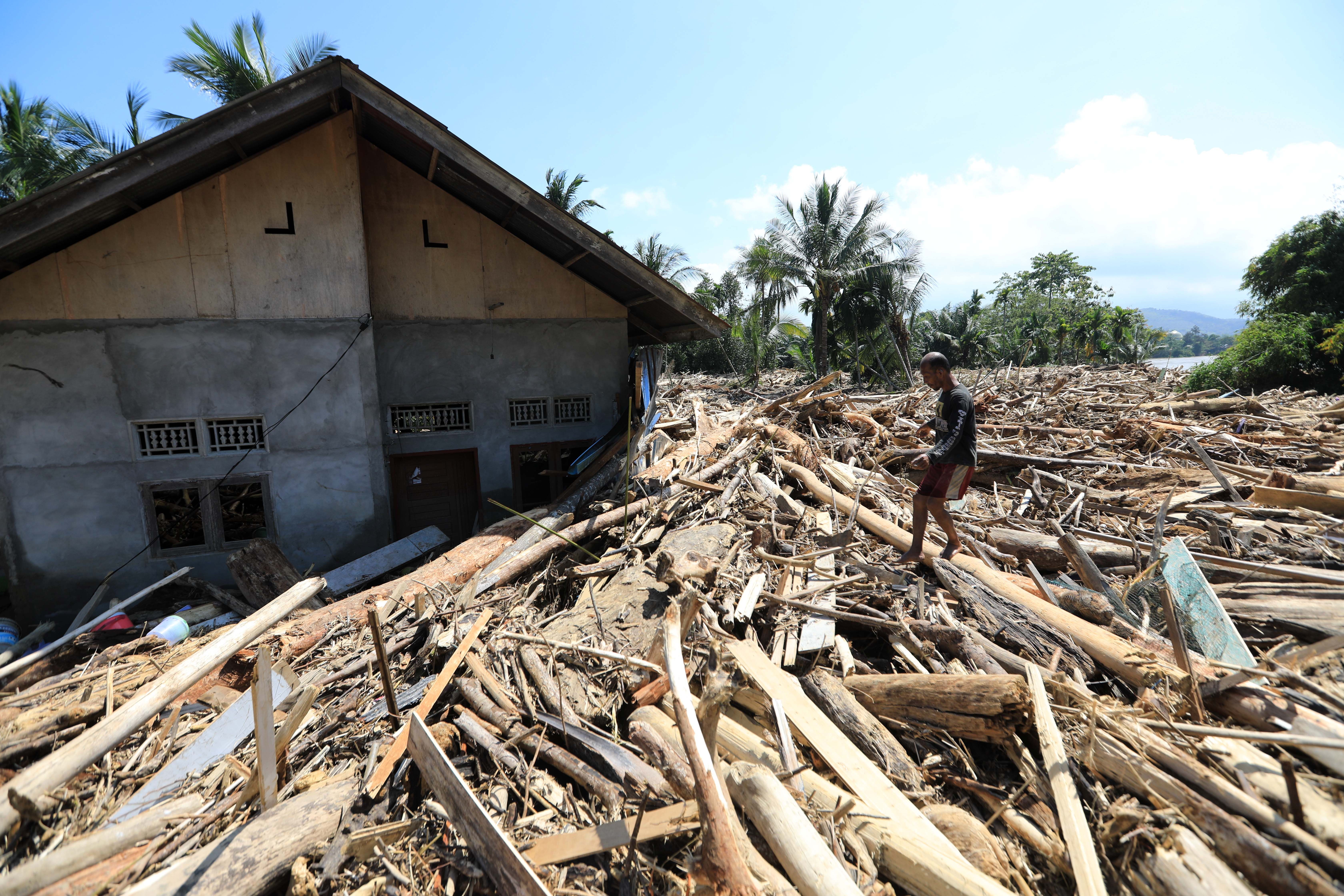 Suman 921 muertos por inundaciones en Indonesia.png