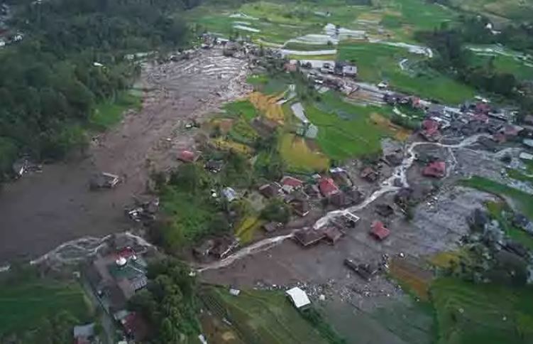 Suman 921 muertos por inundaciones en Indonesia.png