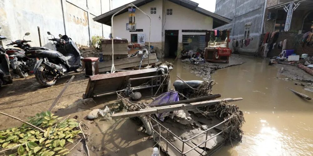 Suman 921 muertos por inundaciones en Indonesia.png