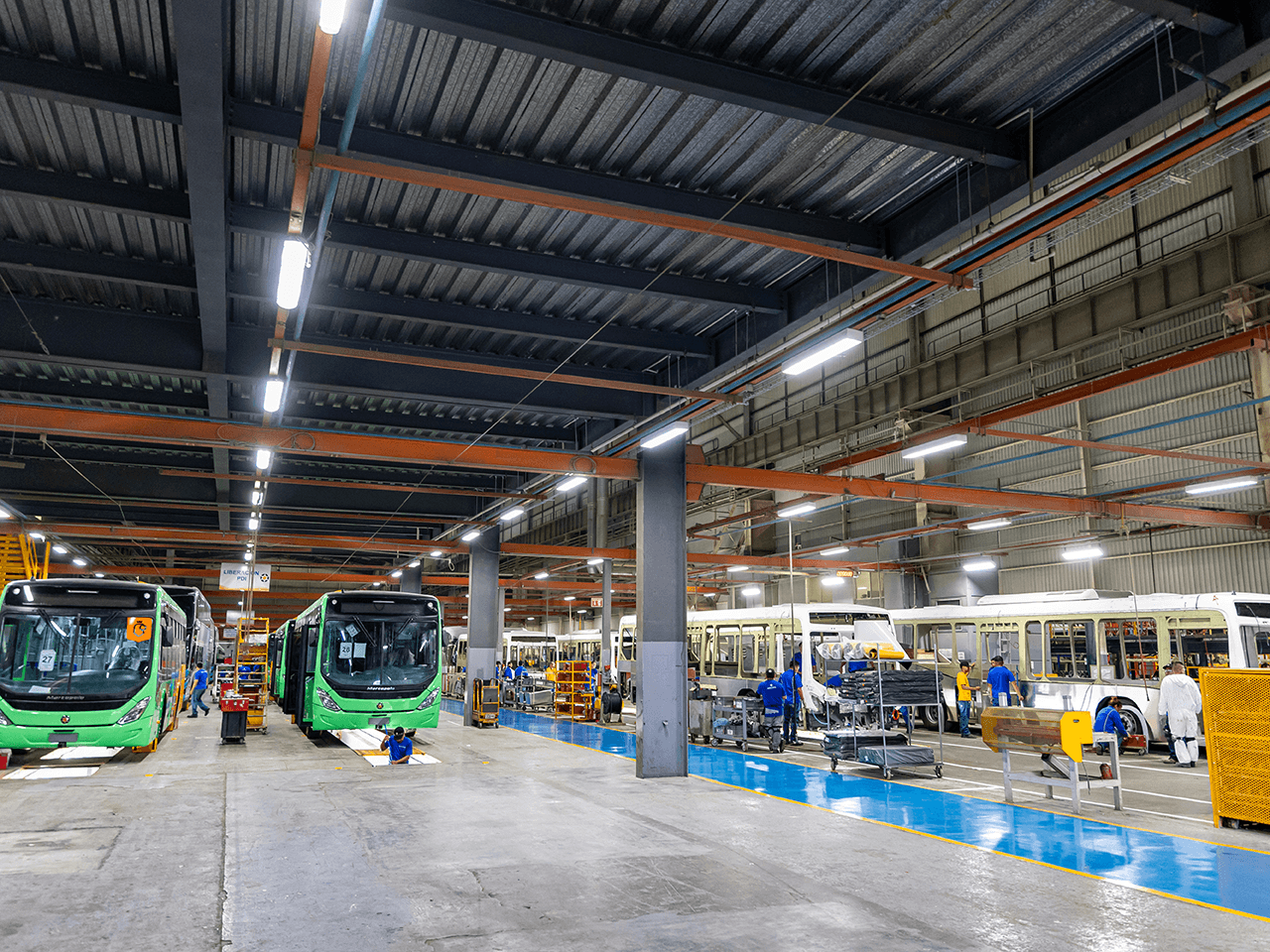 Supervisa Samuel producción de camiones hechos en NL