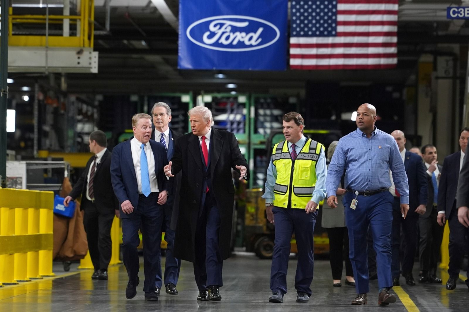 Suspenden-trabajador-Ford-Trump.jpg