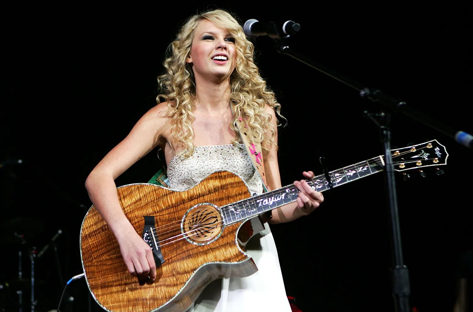 TAYLOR SWIFT