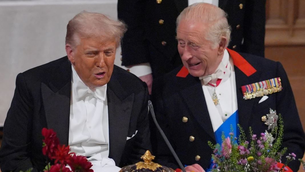 TRUMP-REY CARLOS.JPG