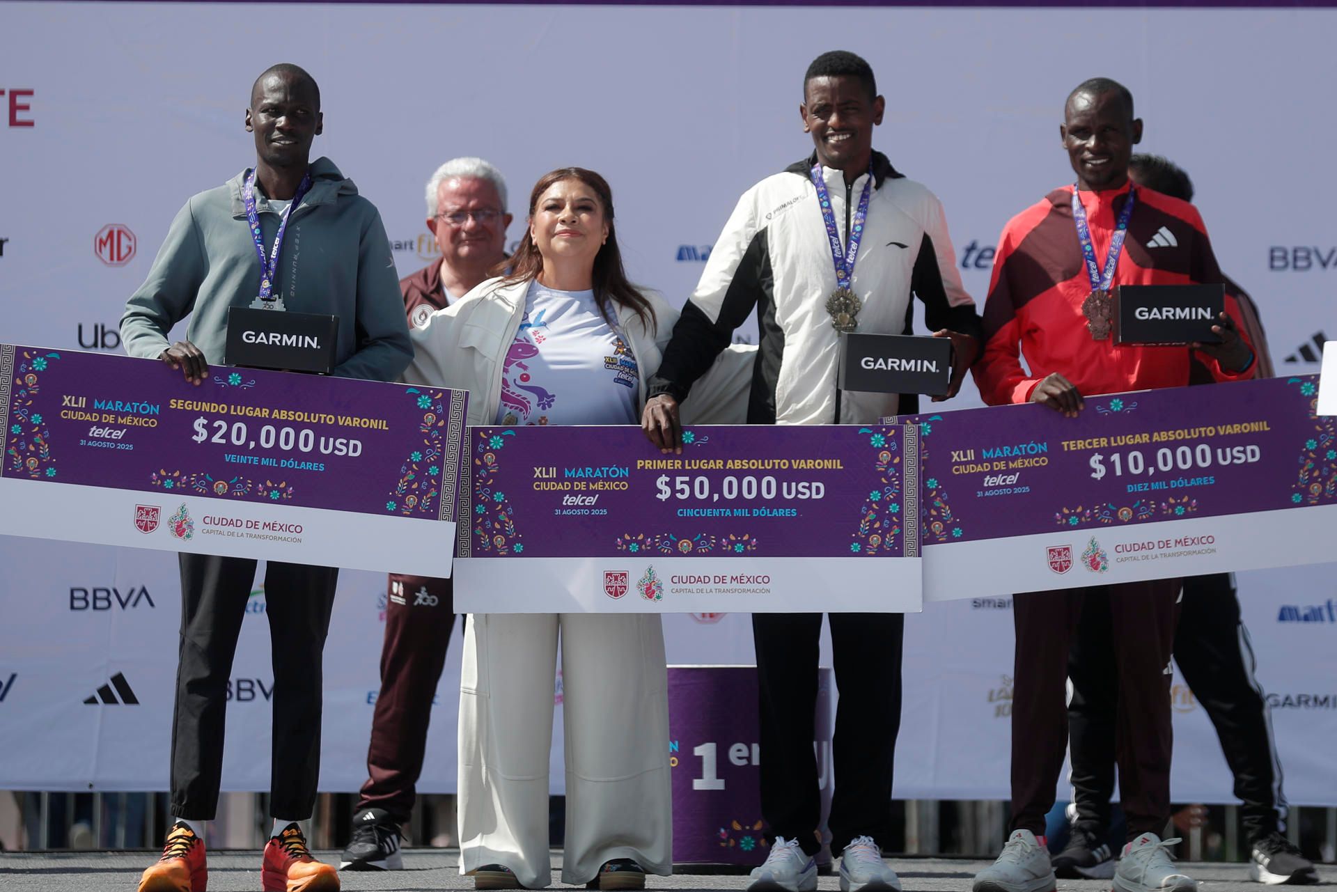 Tadu Abate y Bekelech Gudeta ganan el maratón de México