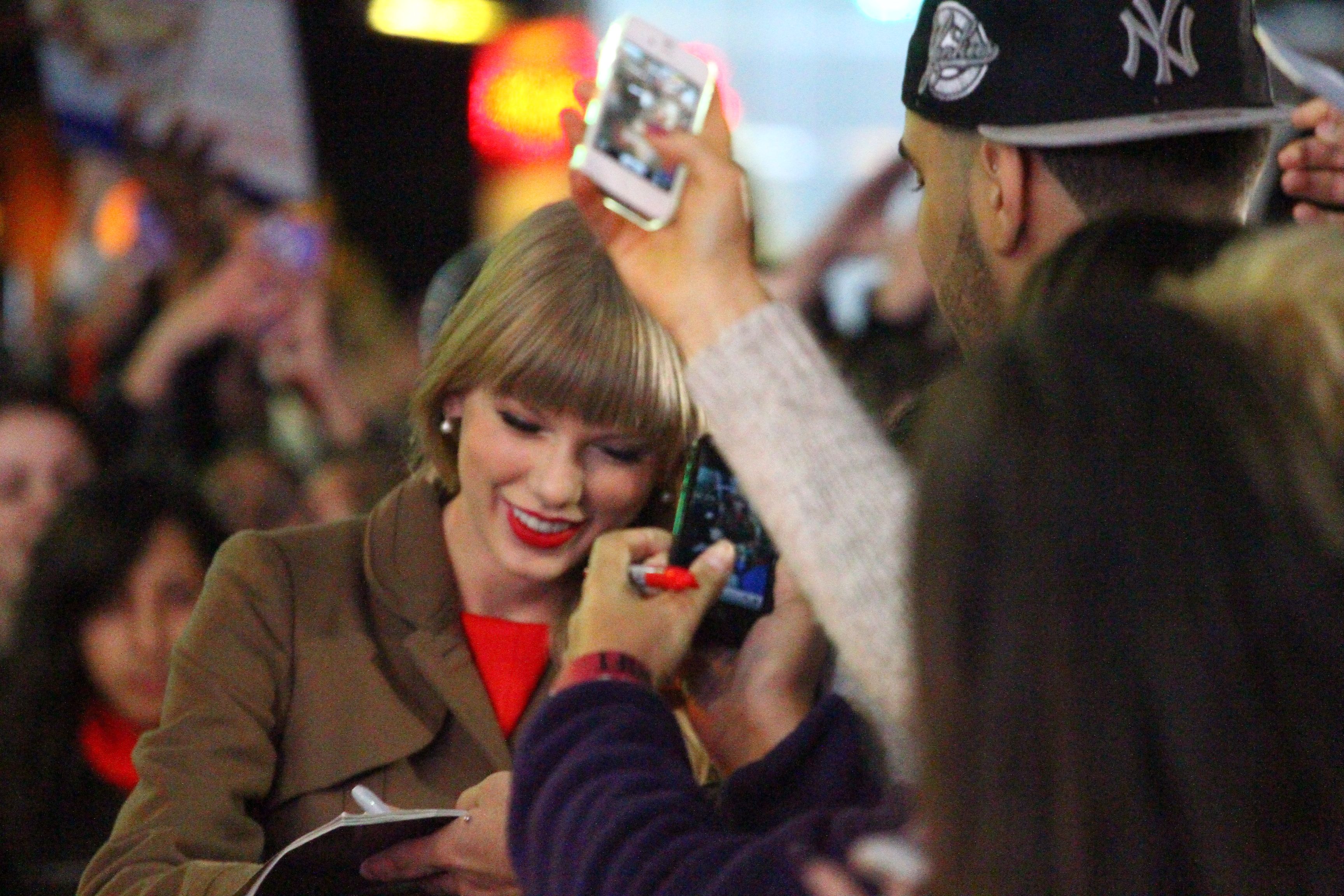 Taylor_Swift_GMA_(8114373842).jpg