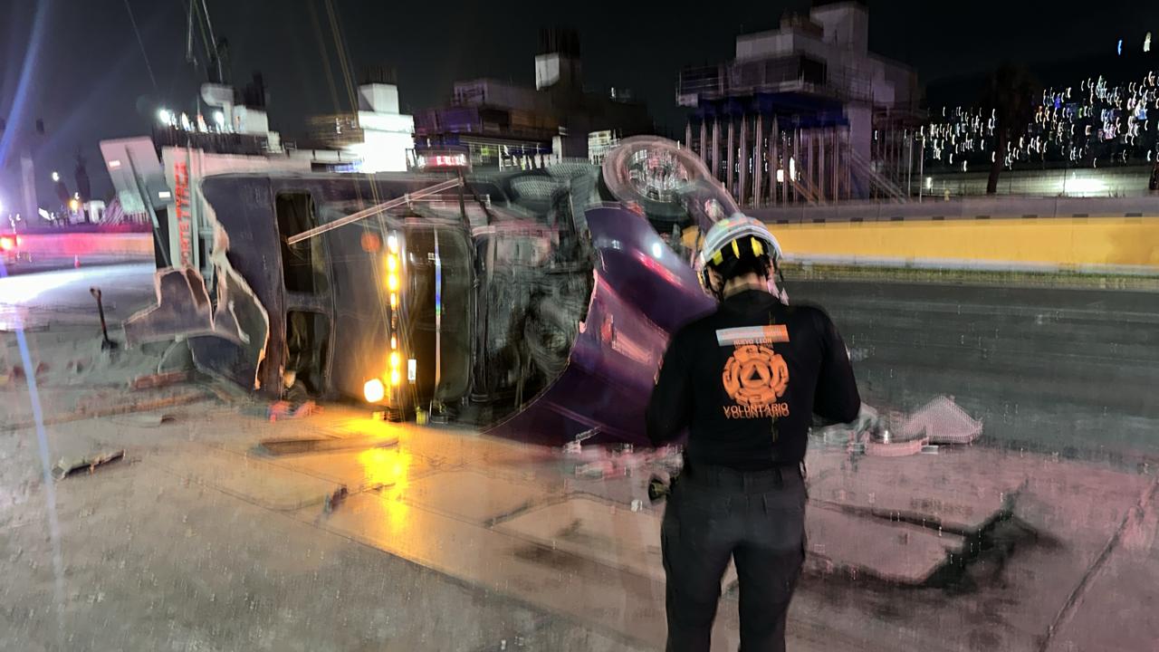 Tractocamion-vuelca-choca-bomberos.jpg