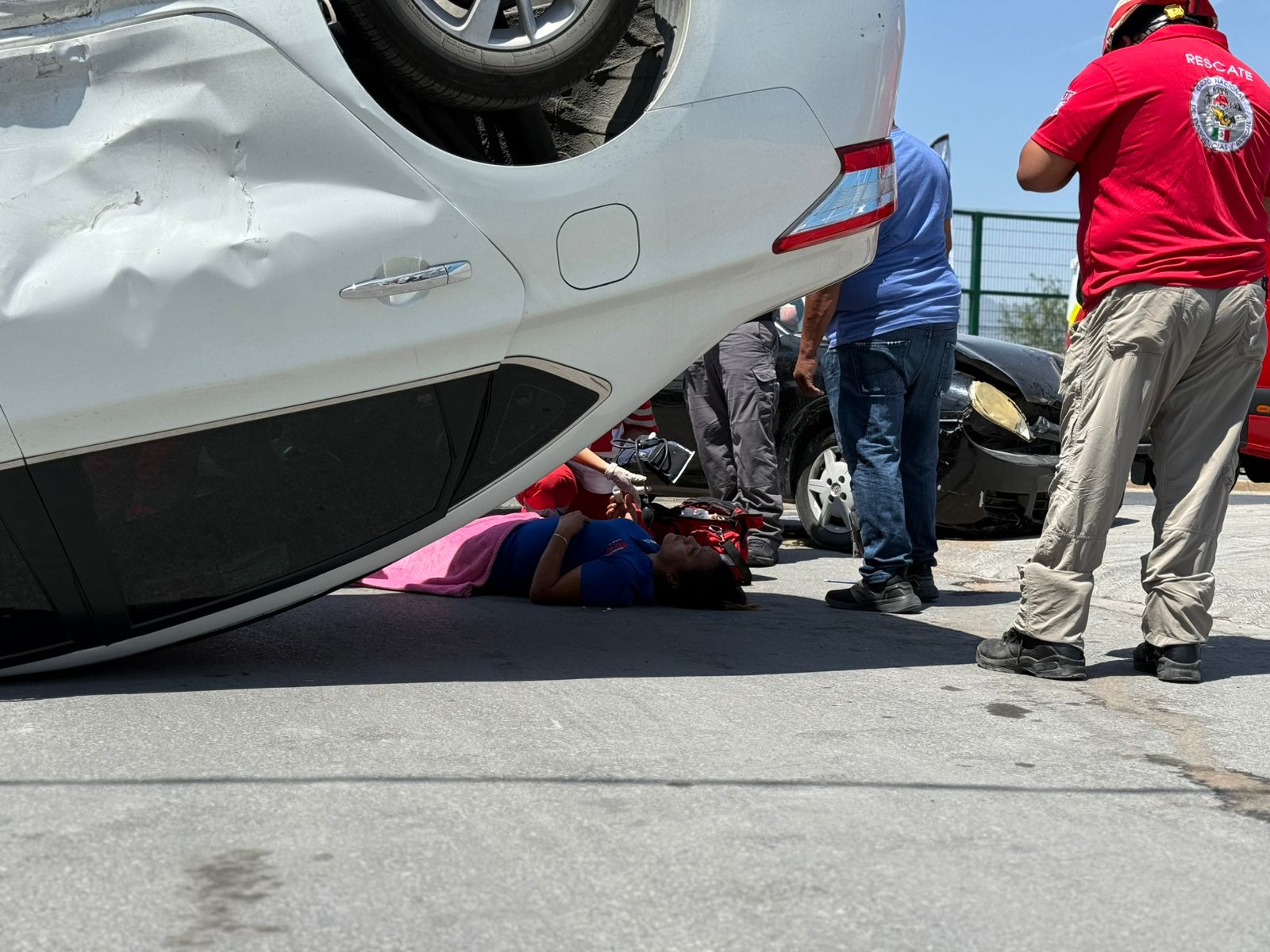 Tres mujeres resultan lesionadas tras volcadura