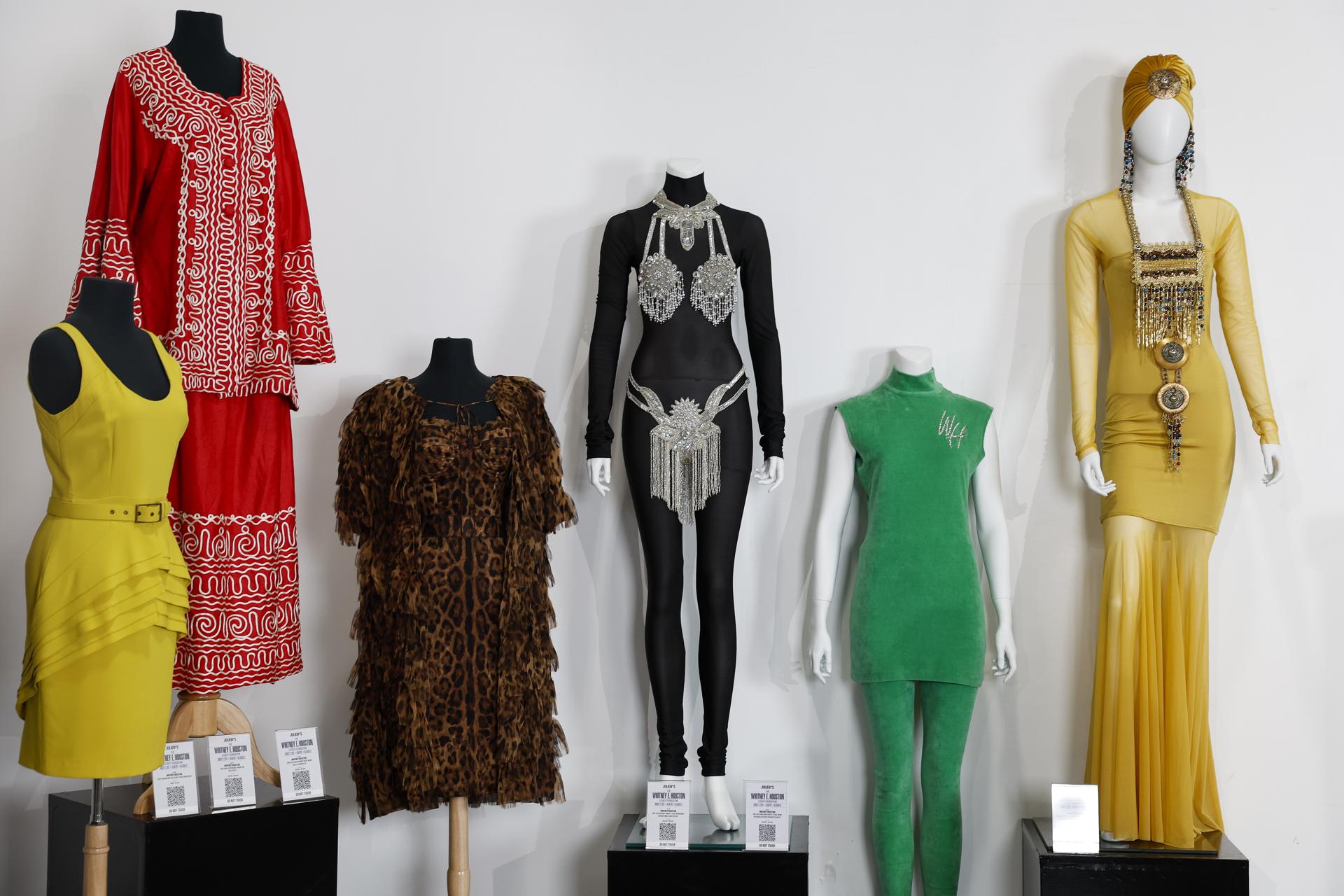 Un traje de Whitney Houston es subastado por de $22 mil dólares