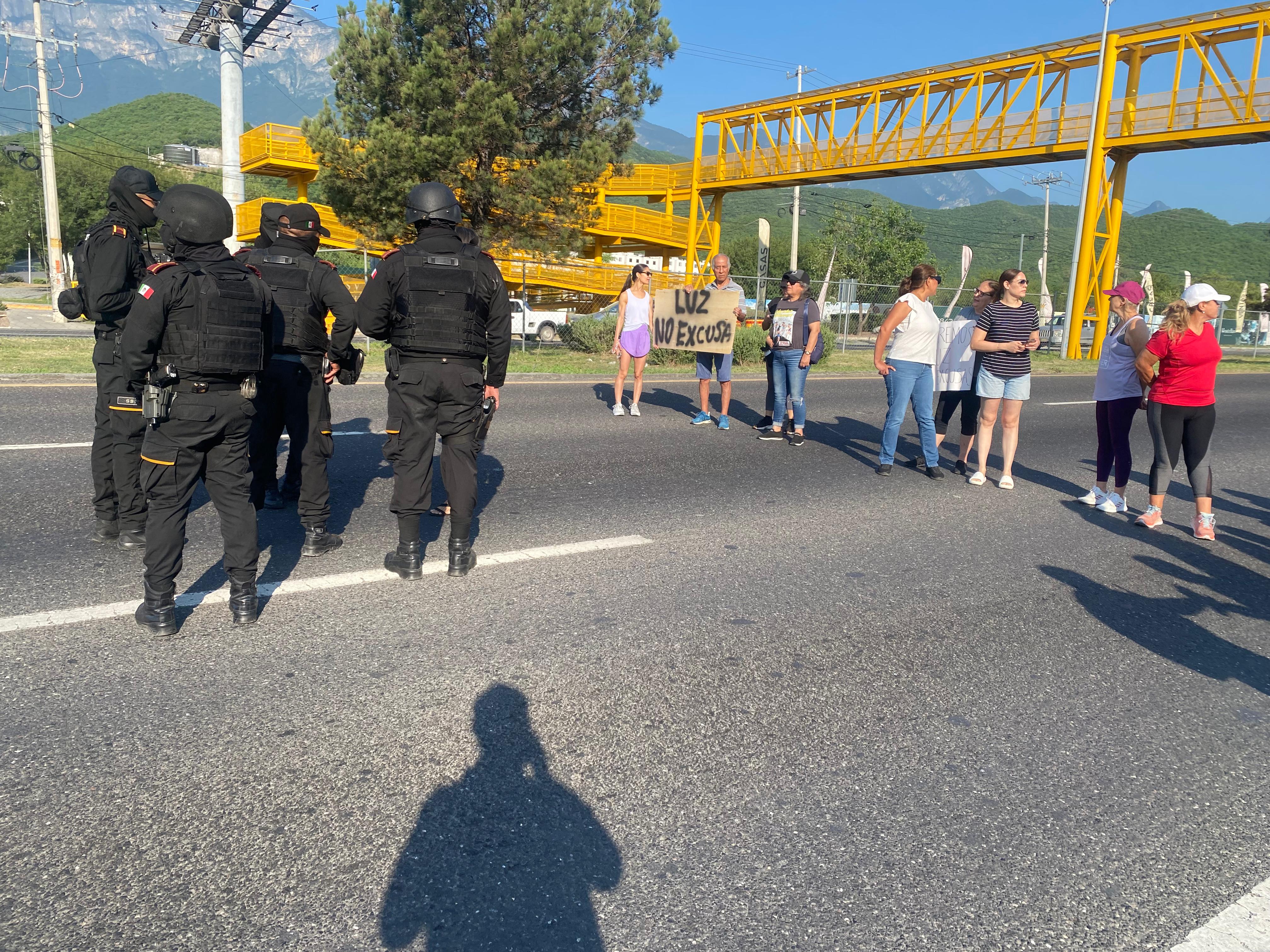 Vecinos bloquean carretera nacional en Monterrey por falta de luz
