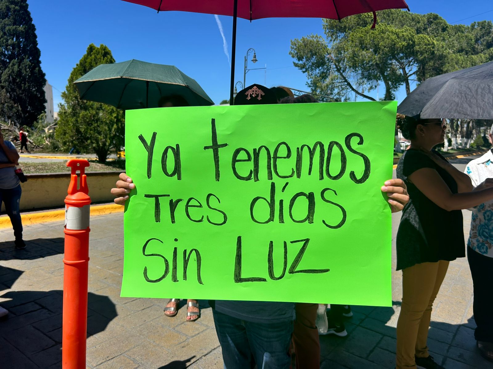 Vecinos protestan por apagón en colonia de Ramos Arizpe