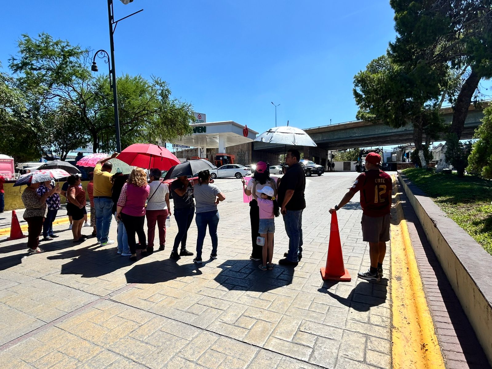 Vecinos protestan por apagón en colonia de Ramos Arizpe