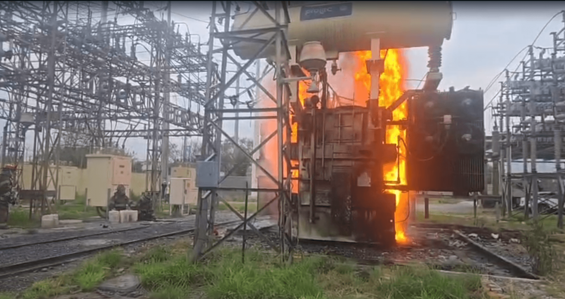 Video: reportan incendio al interior de CFE en San Nicolás