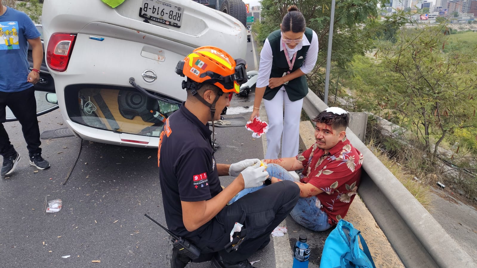 Volcadura deja un lesionado; se detiene enfermera a auxiliarlo