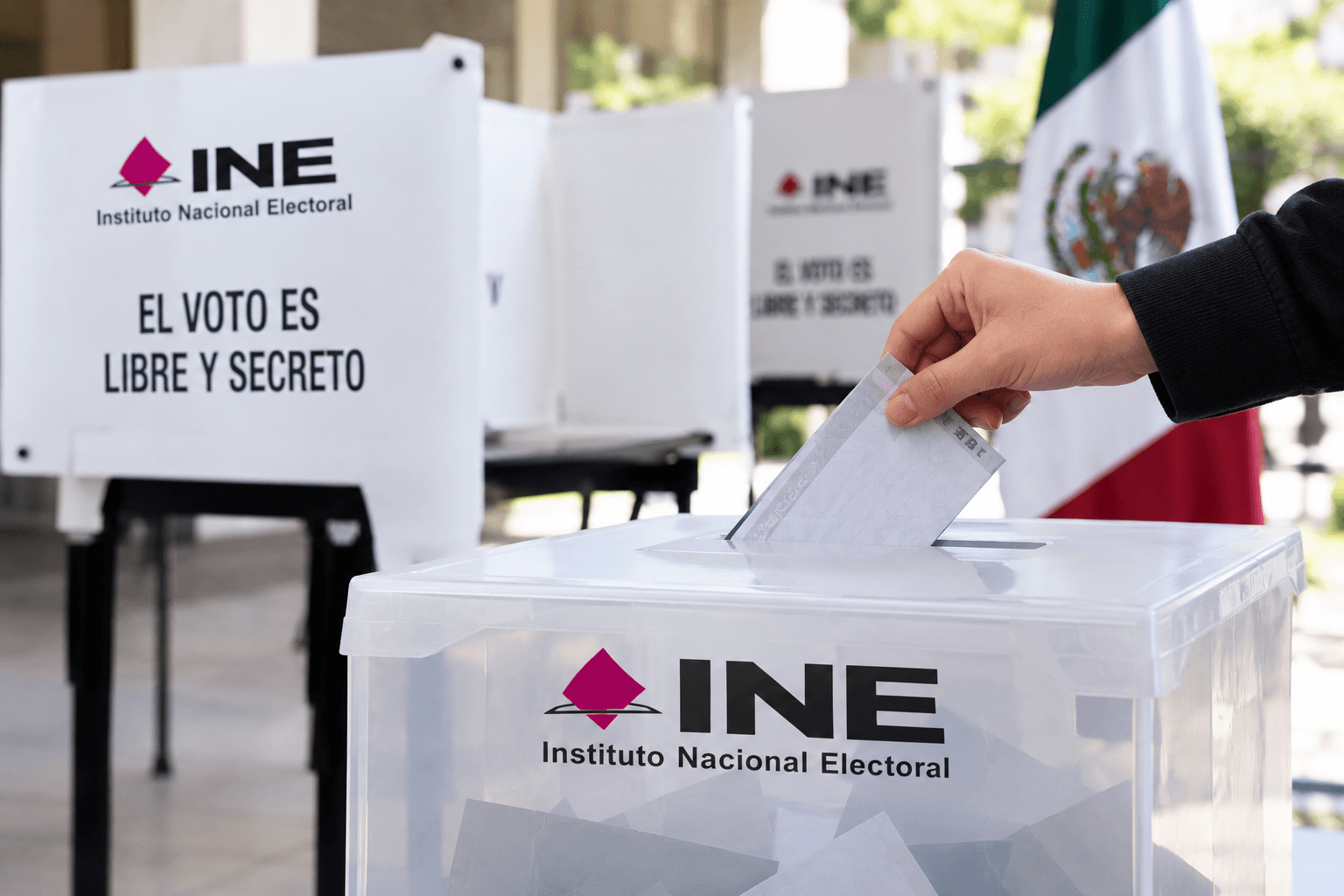 Voto en urna del INE.png
