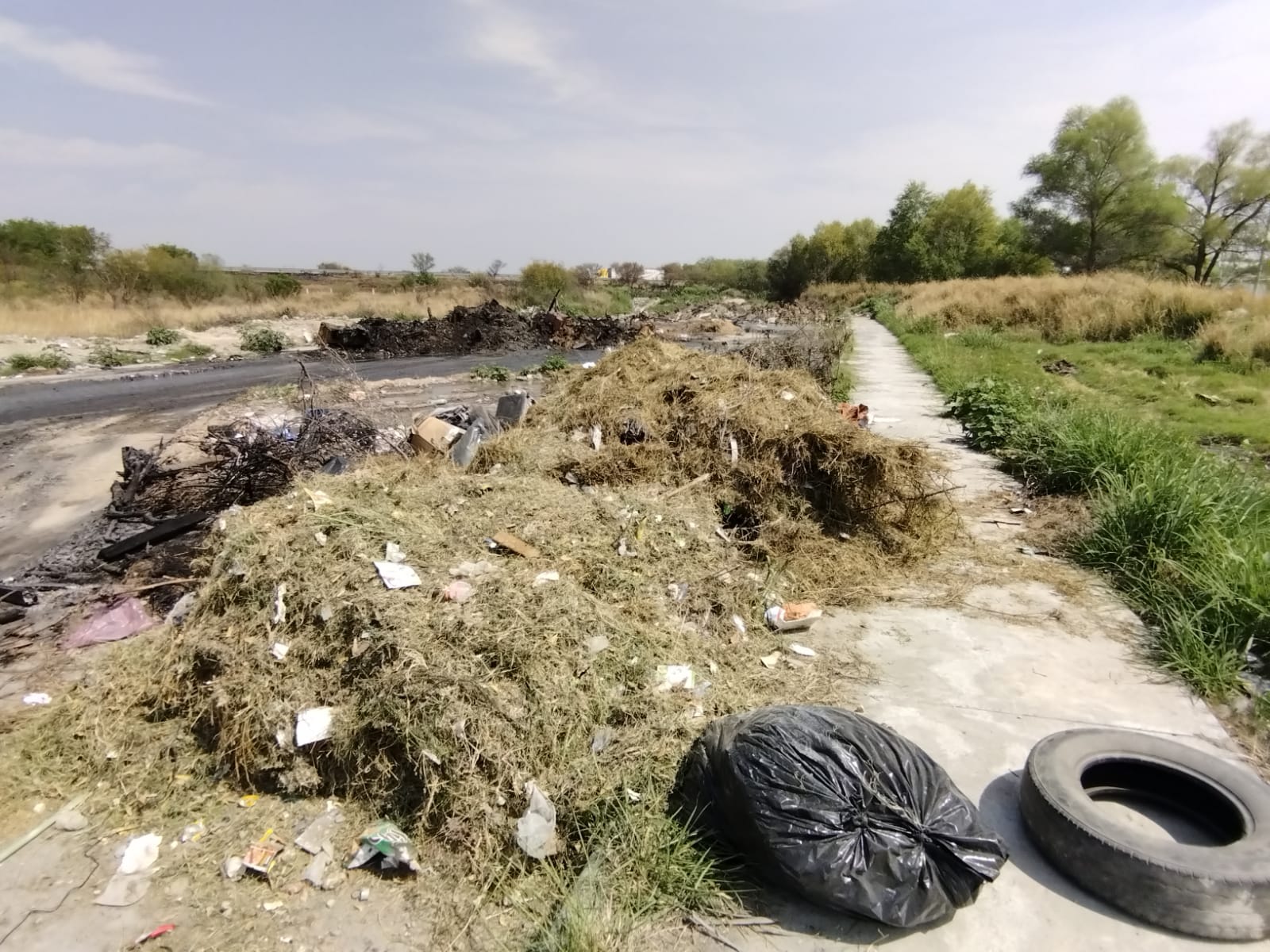 captan-a-municipio-de-juarez-tirando-basura-en-brecha